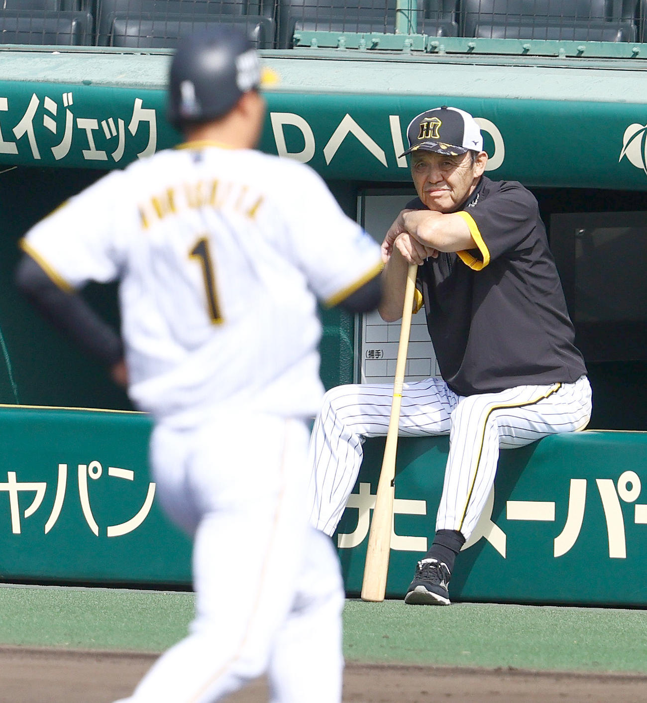 投内連係を確認する阪神岡田監督。手前は阪神森下（撮影・上山淳一）