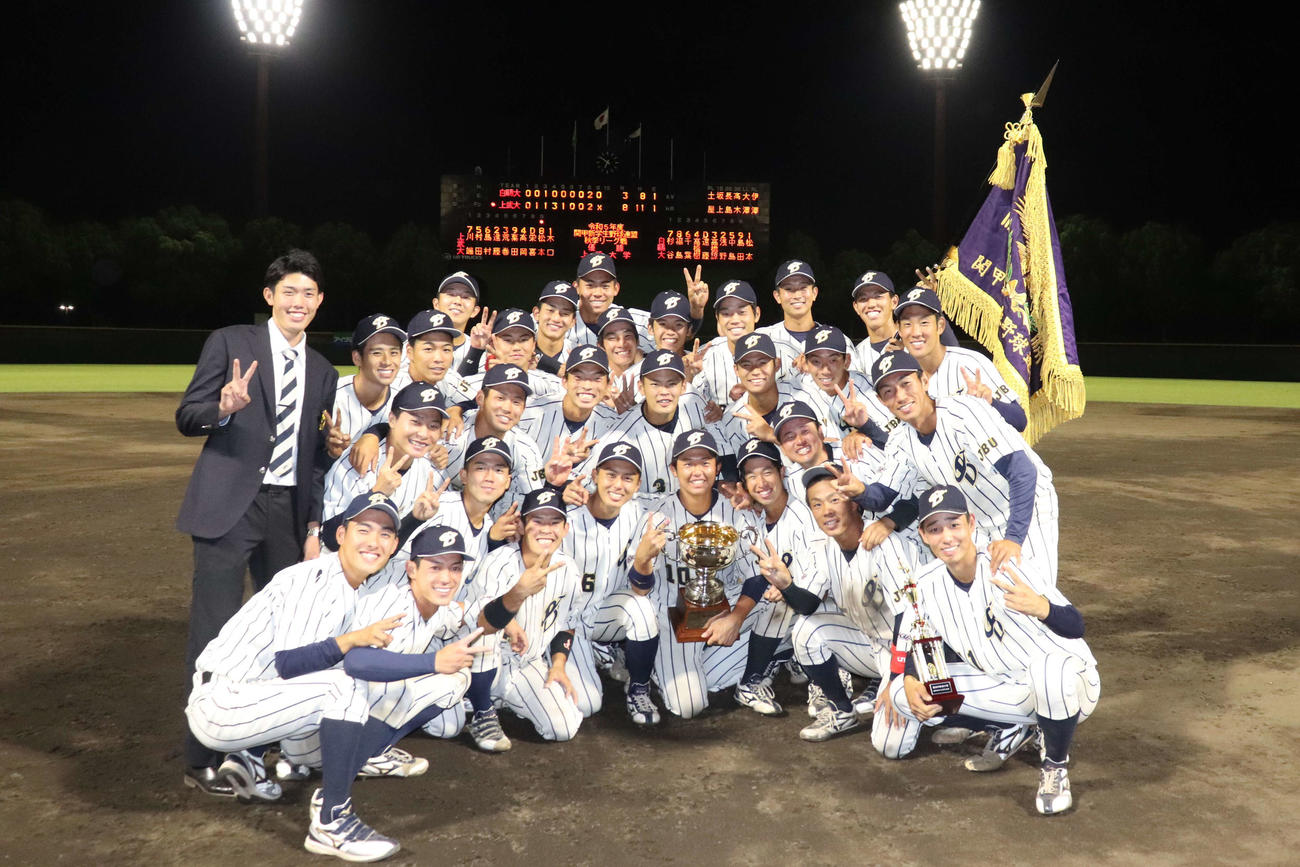 2季ぶり39回目の優勝を決め、笑顔で集合写真に写る上武大の選手たち。前列、中央（左から5人目）が主将の進藤（撮影・保坂淑子）