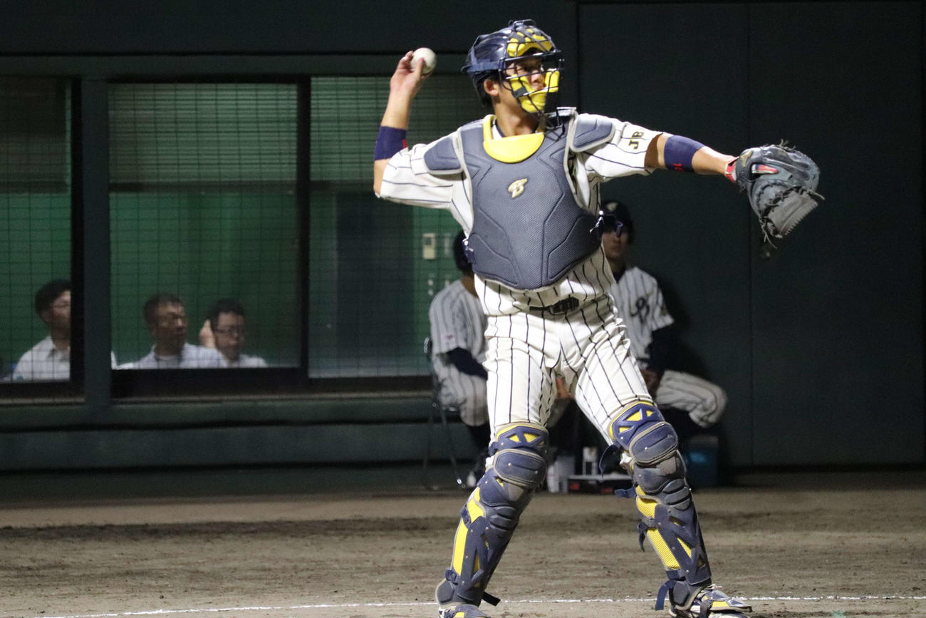 上武大対白鴎大　白鴎大に8安打されながらも3失点に抑える好リードを見せた上武大・進藤（撮影・保坂淑子）