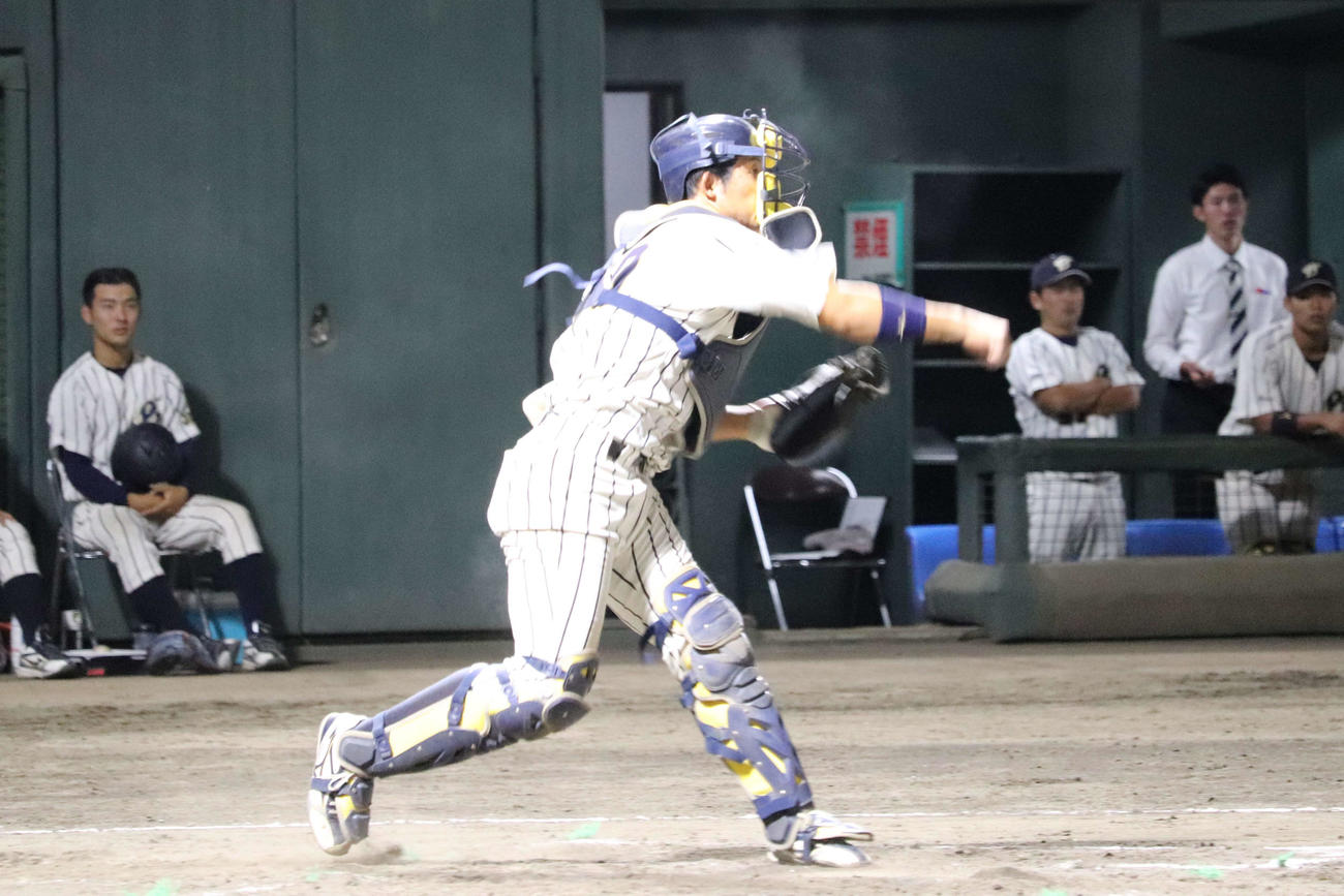 上武大対白鴎大　白鴎大に8安打されながらも3失点に抑える好リードを見せた上武大・進藤（撮影・保坂淑子）