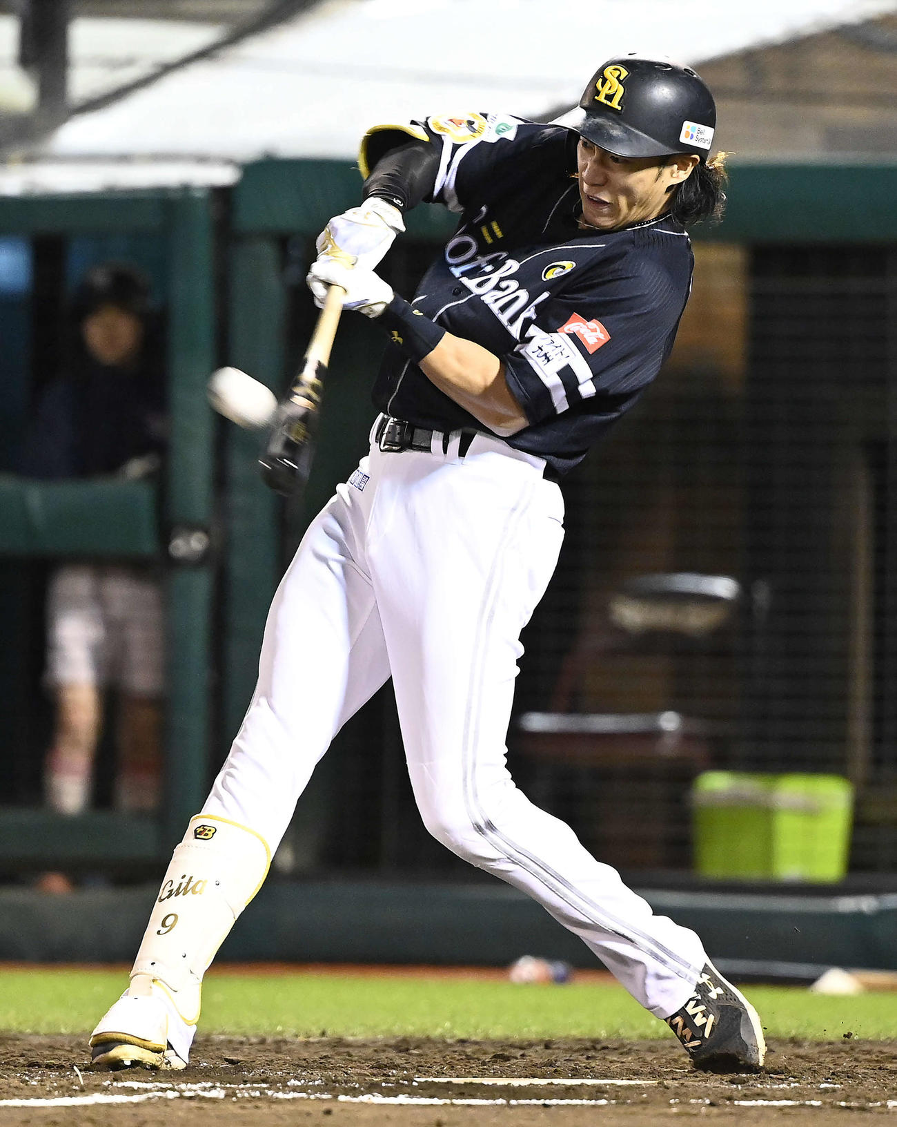 楽天対ソフトバンク　3回表ソフトバンク2死三塁、右越え2点本塁打を放つ柳田（撮影・たえ見朱実）
