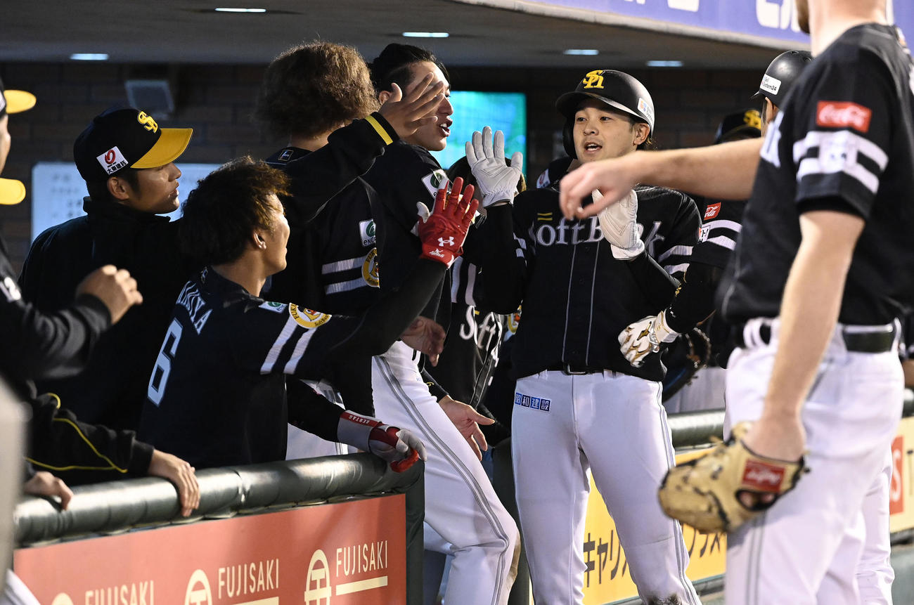 楽天対ソフトバンク　5回表ソフトバンク1死三塁、近藤健介の中犠飛で生還した川瀬はナインとハイタッチ（撮影・たえ見朱実）