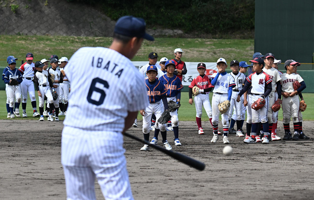 野球教室で指導する井端日本代表新監督（撮影・和賀正仁）