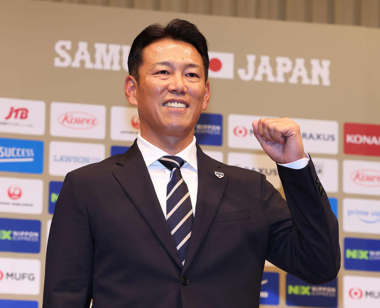 4日、侍ジャパンの監督に就任し、ガッツポーズで写真に納まる井端監督