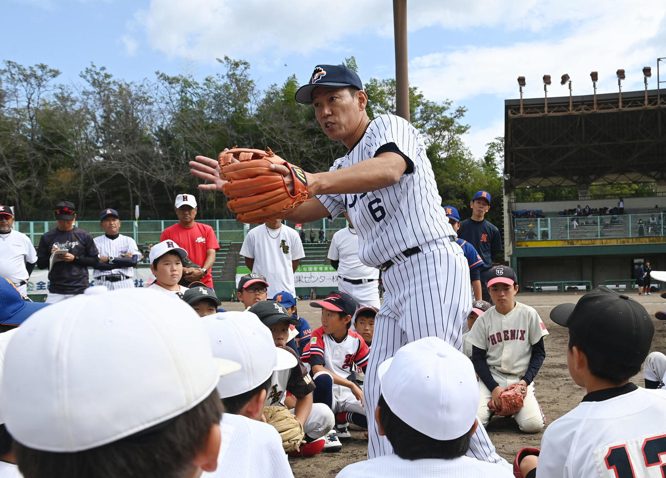 野球教室で指導する井端日本代表新監督（撮影・和賀正仁）