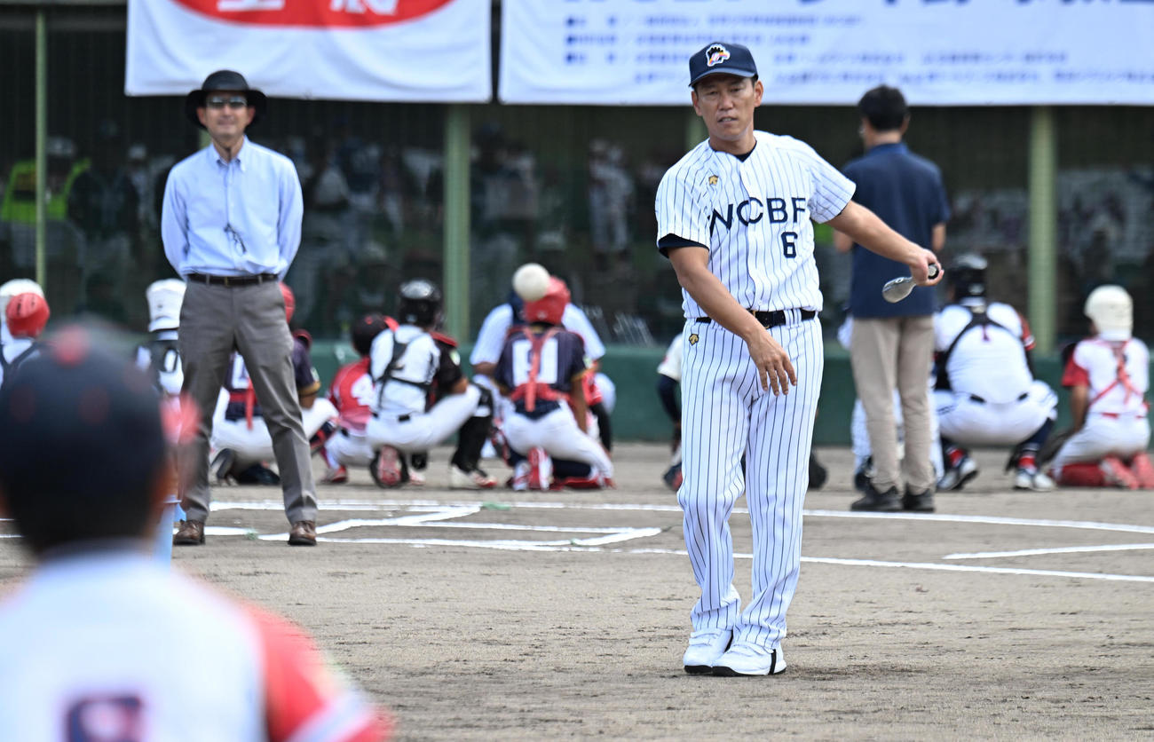 野球教室で指導する井端日本代表新監督（撮影・和賀正仁）