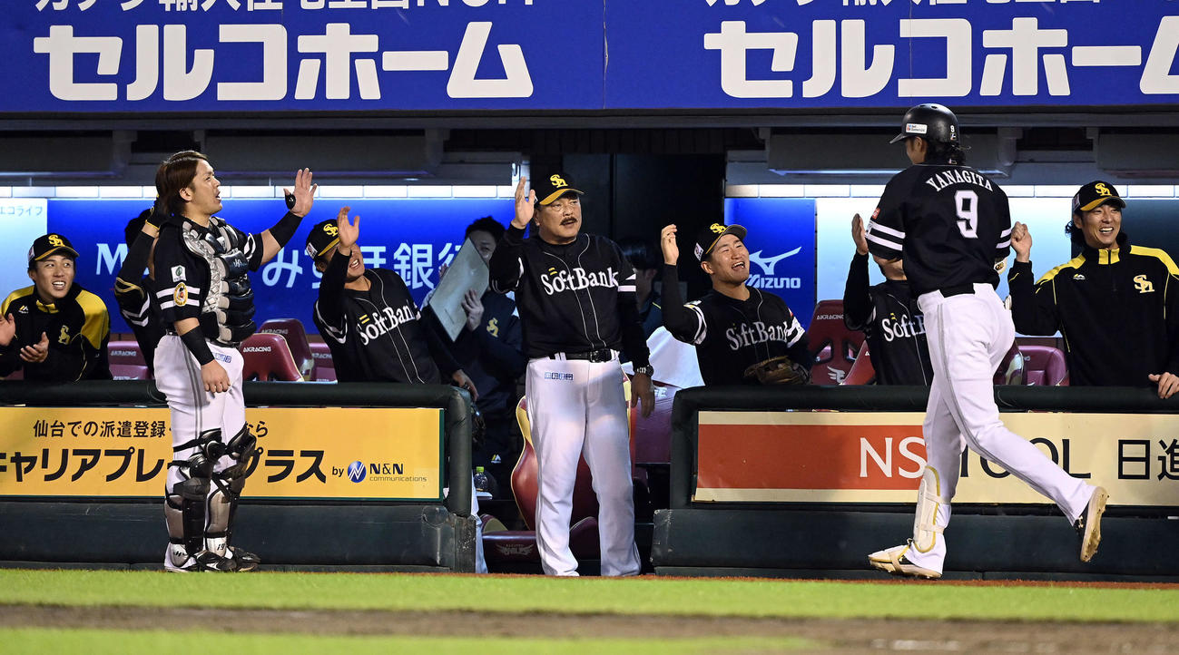 楽天対ソフトバンク　3回表ソフトバンク2死三塁、右越えに勝ち越しの2点本塁打を放った柳田を迎える藤本監督（中央）（撮影・たえ見朱実）