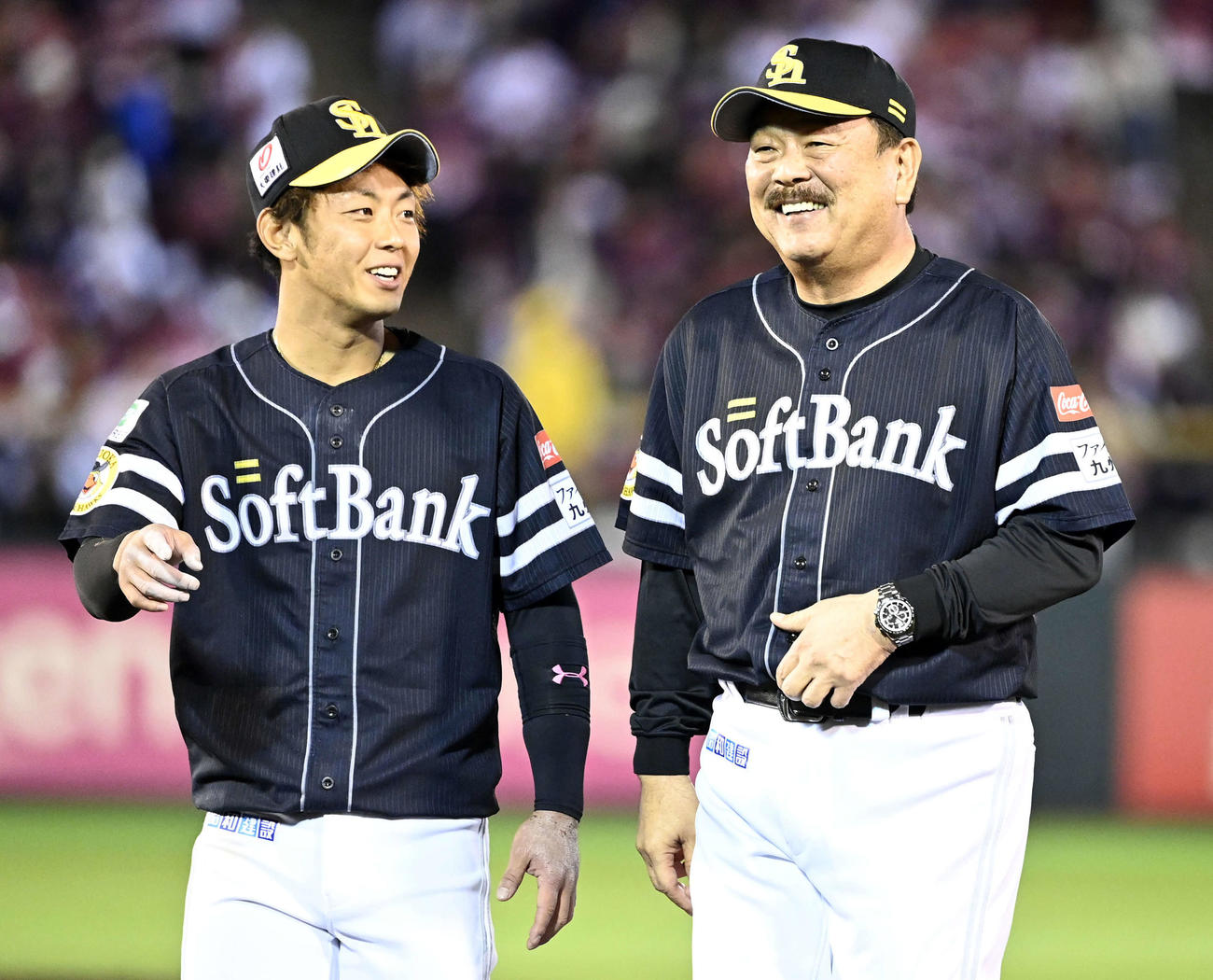 楽天対ソフトバンク　楽天に引き分けCS出場を決めたソフトバンク藤本監督（右）（撮影・たえ見朱実）