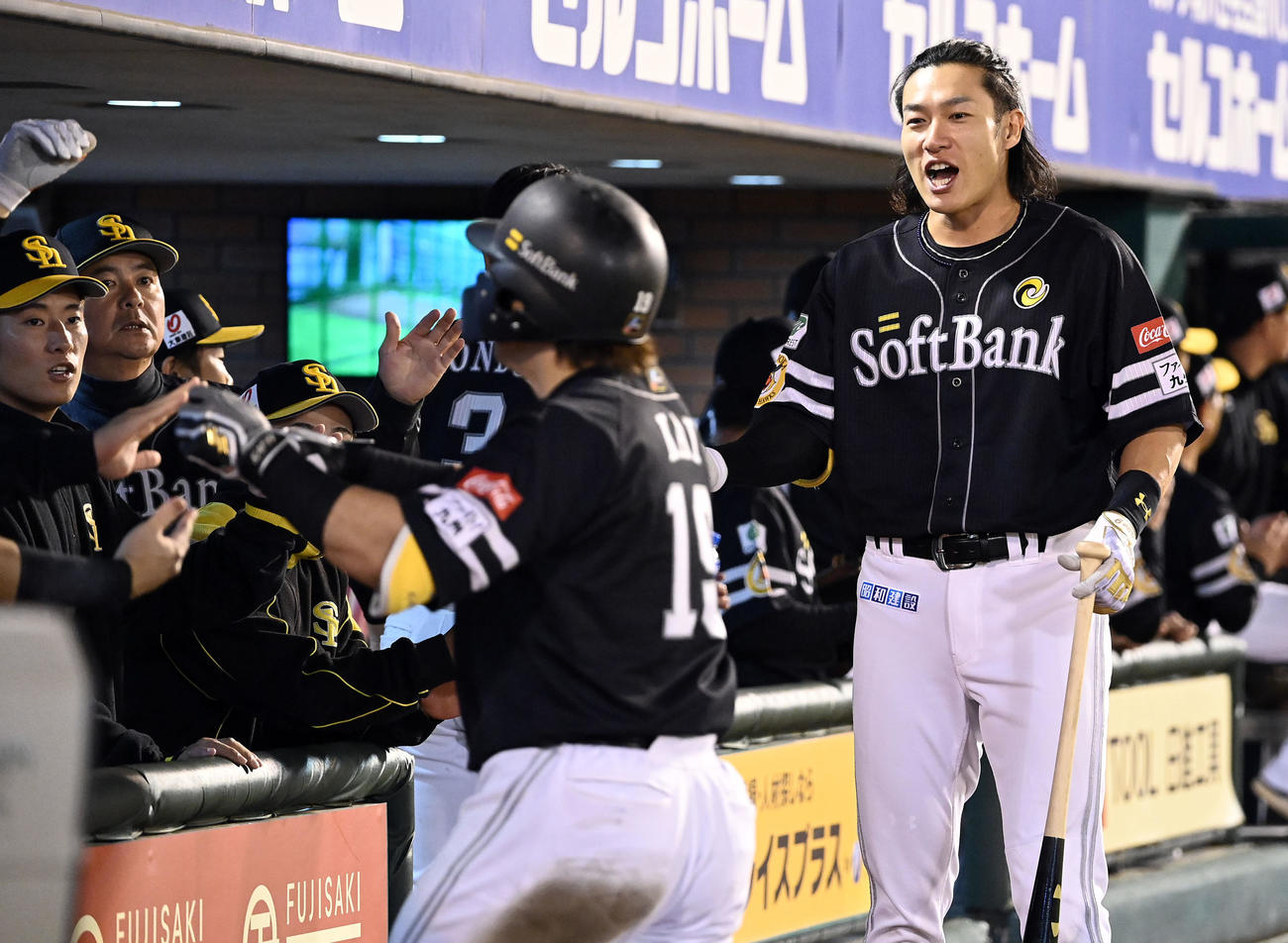 楽天対ソフトバンク　4回表ソフトバンク1死二、三塁、左犠飛を放った甲斐を迎える柳田（撮影・たえ見朱実）