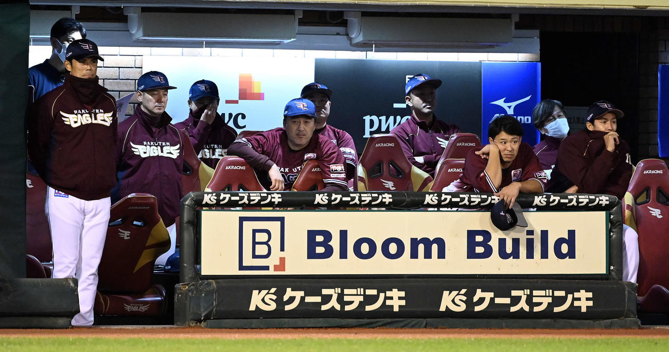 楽天対ソフトバンク　引き分けに終わり、肩を落とす楽天の、前列右から岸、浅村、石井監督ら（撮影・たえ見朱実）