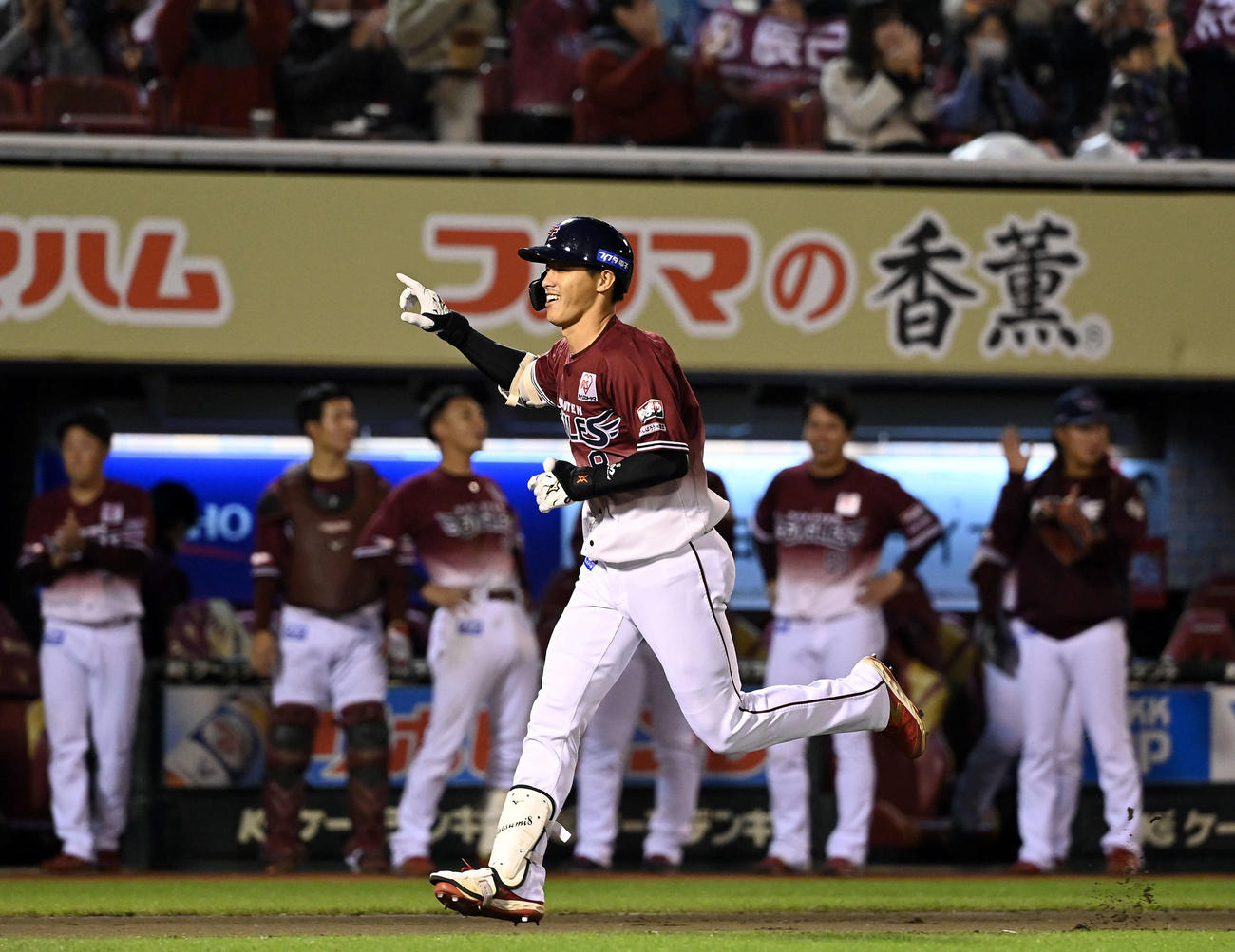 楽天対ソフトバンク　6回裏楽天2死一、二塁、同点の3点本塁打を放ちポーズを決める辰己（撮影・たえ見朱実）