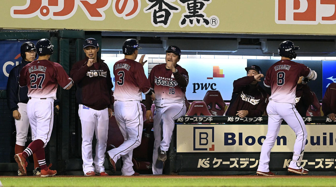 楽天対ソフトバンク　6回裏楽天2死一、二塁、同点の3点本塁打を放った辰己らナインを迎える石井一久監督（撮影・たえ見朱実）