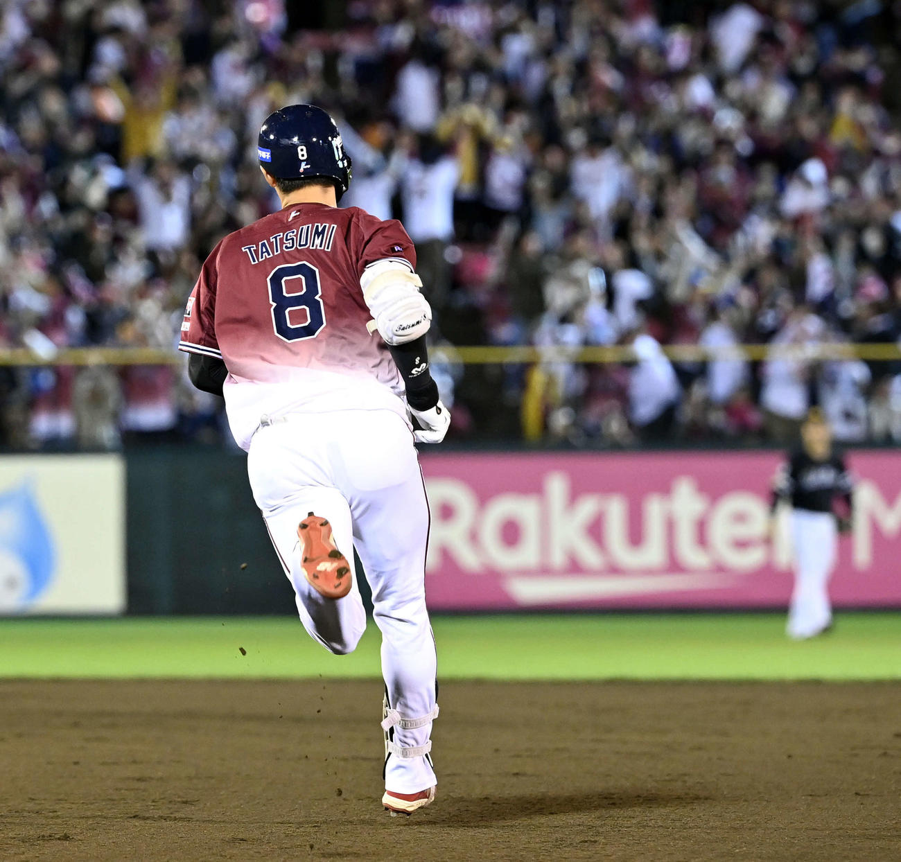 楽天対ソフトバンク　6回裏楽天2死一、二塁、右越えに同点の3点本塁打を放った辰己（撮影・たえ見朱実）