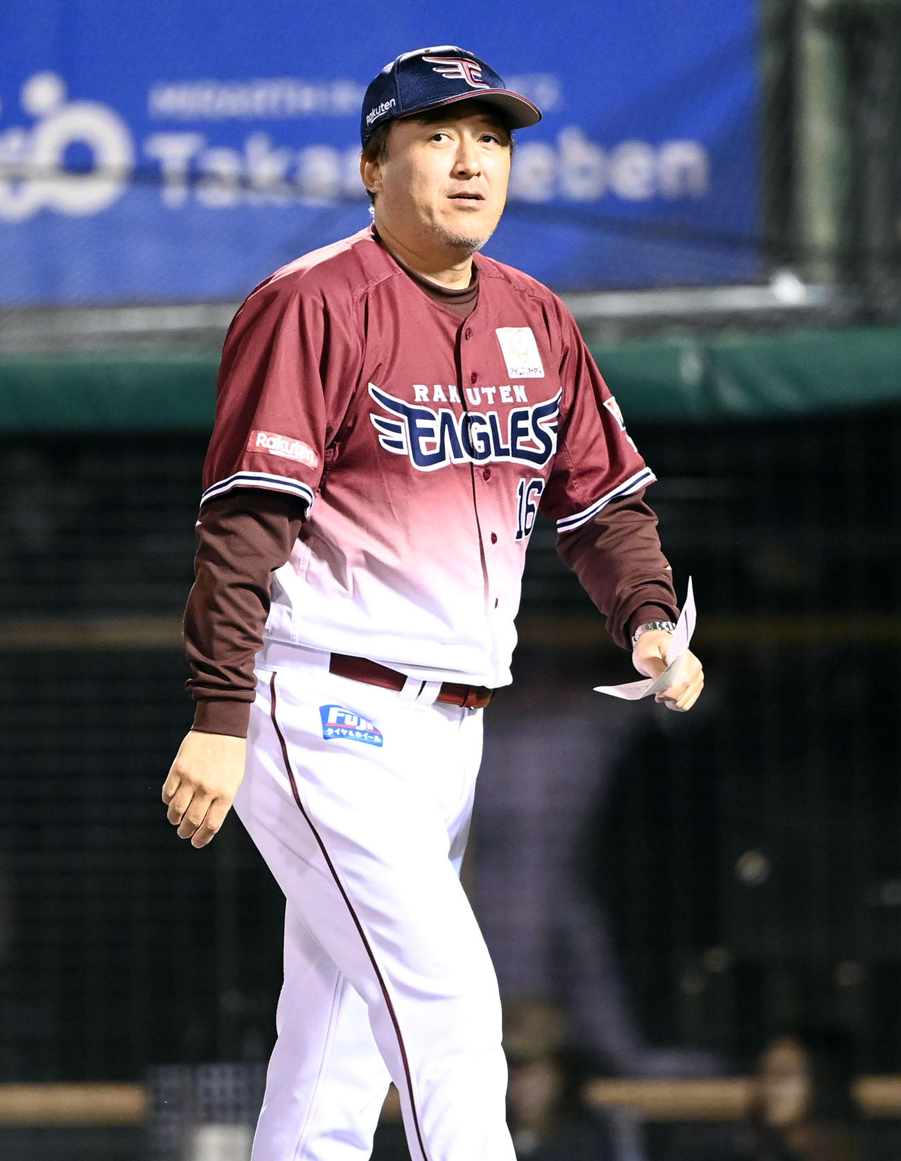 楽天対ソフトバンク　メンバー表の最終確認をした楽天石井監督（撮影・たえ見朱実）