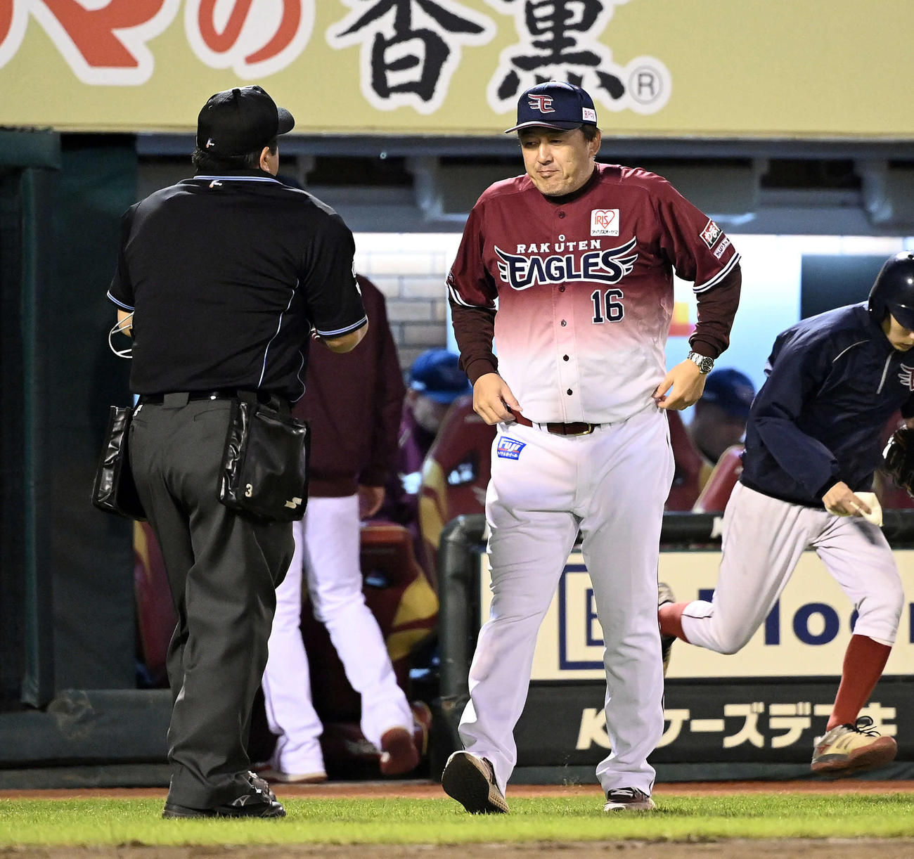 楽天対ソフトバンク　7回、選手交代を告げる楽天石井監督（撮影・たえ見朱実）