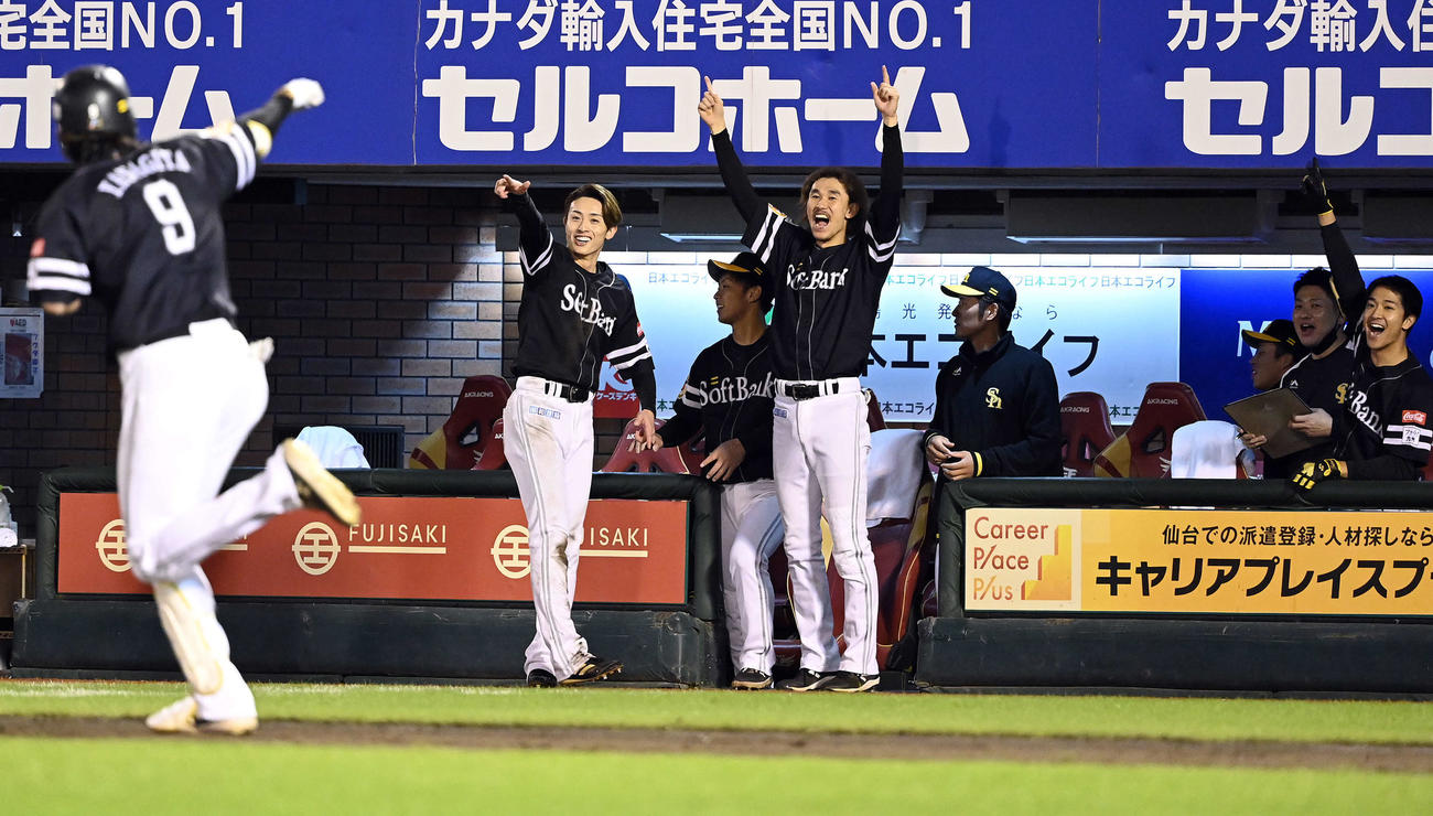 楽天対ソフトバンク　3回表ソフトバンク2死三塁、2点本塁打を放った柳田（左）に笑顔を見せる周東（左から2人目）と三森（撮影・たえ見朱実）