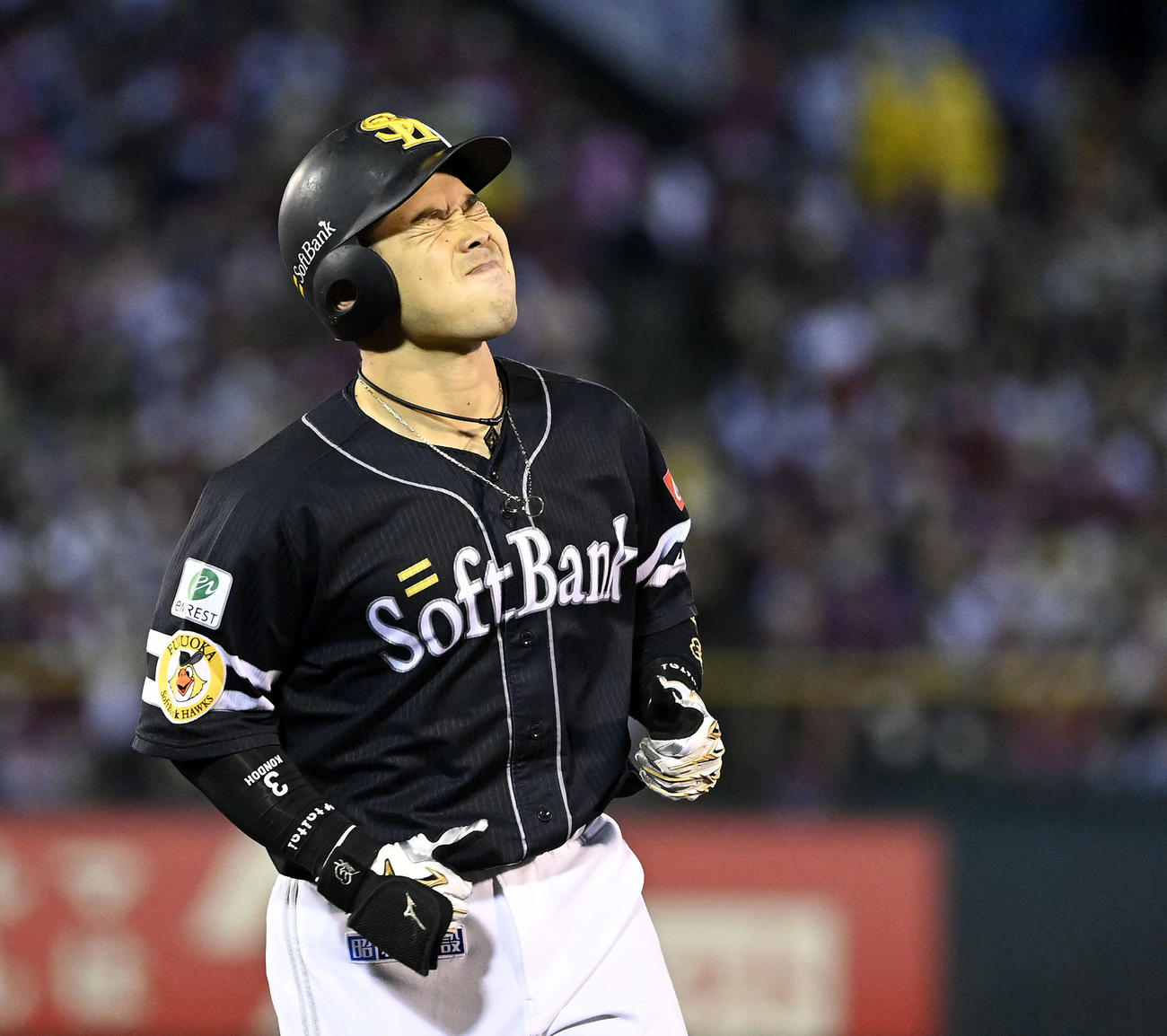 楽天対ソフトバンク　5回表ソフトバンク1死三塁、本塁打を狙ったものの中犠飛となった近藤は、悔しそうな表情を見せる（撮影・たえ見朱実）