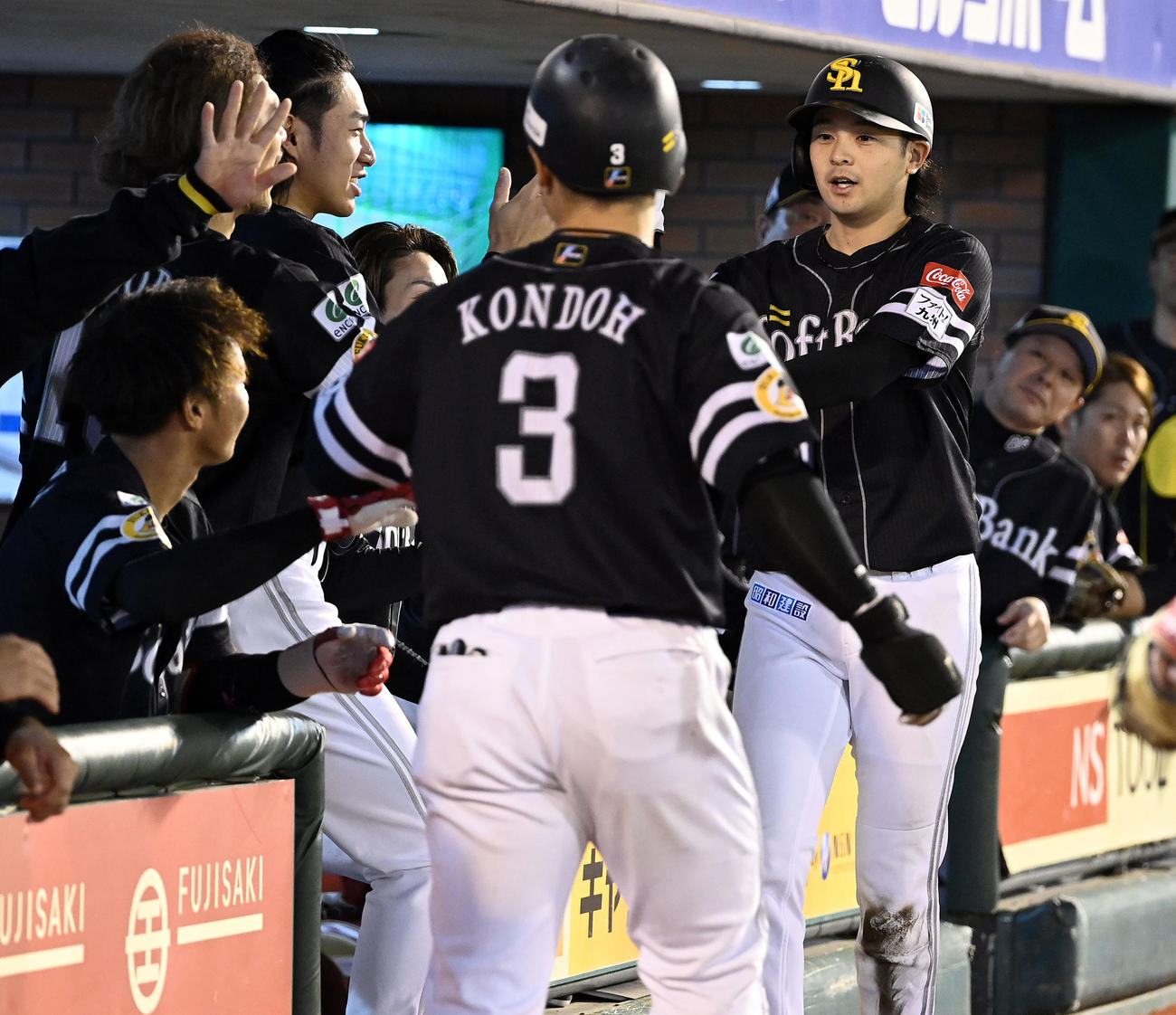 楽天対ソフトバンク　5回表ソフトバンク1死三塁、近藤の中犠飛で生還した川瀬はナインとハイタッチ（撮影・たえ見朱実）