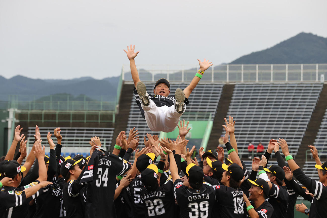 巨人対ソフトバンク　ファーム選手権を制し胴上げをされる小久保2軍監督（撮影・梅根麻紀）