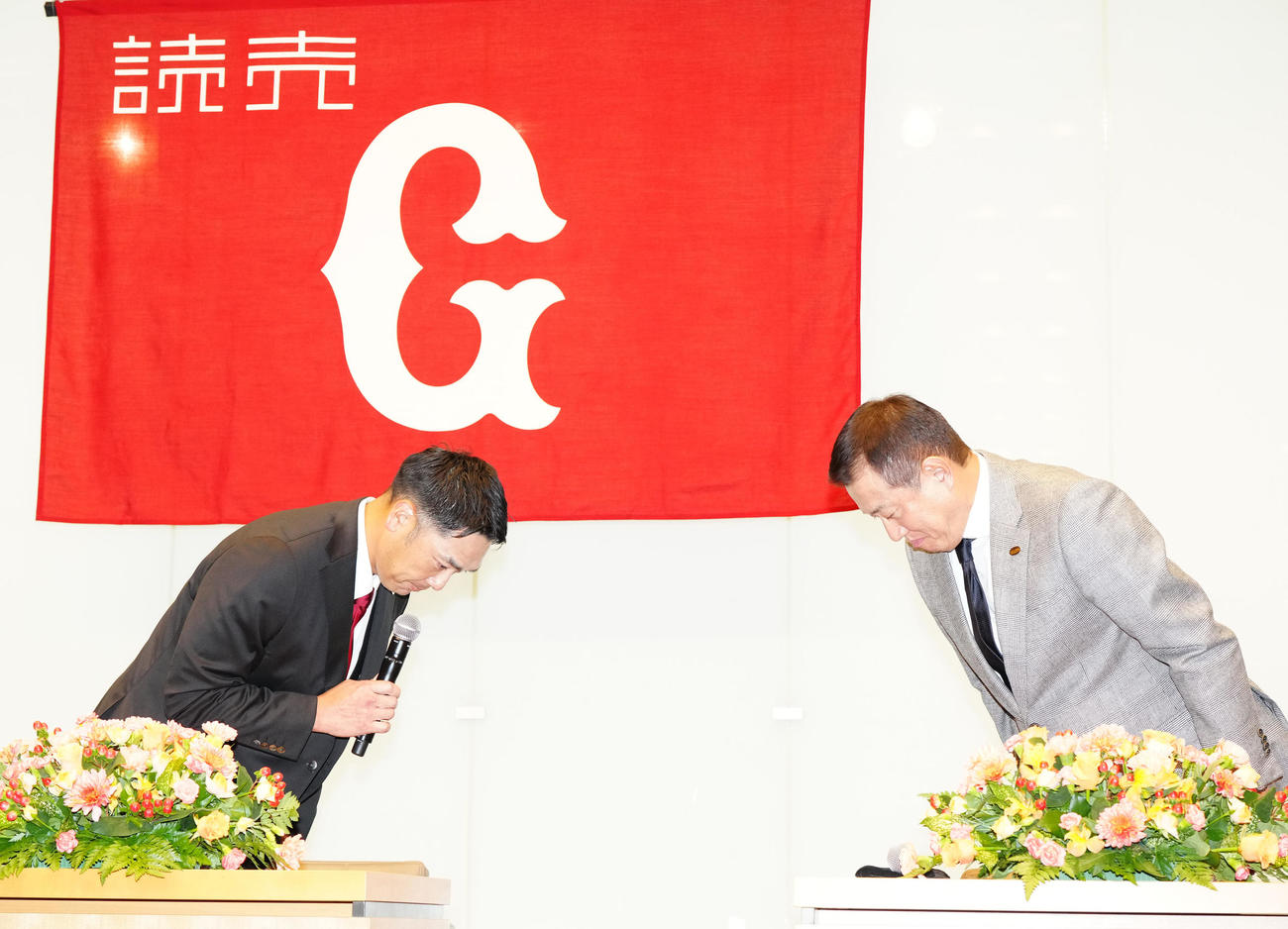 6日の就任会見で巨人原監督（右）へ感謝の言葉を述べ、頭を下げる阿部新監督（撮影・江口和貴）