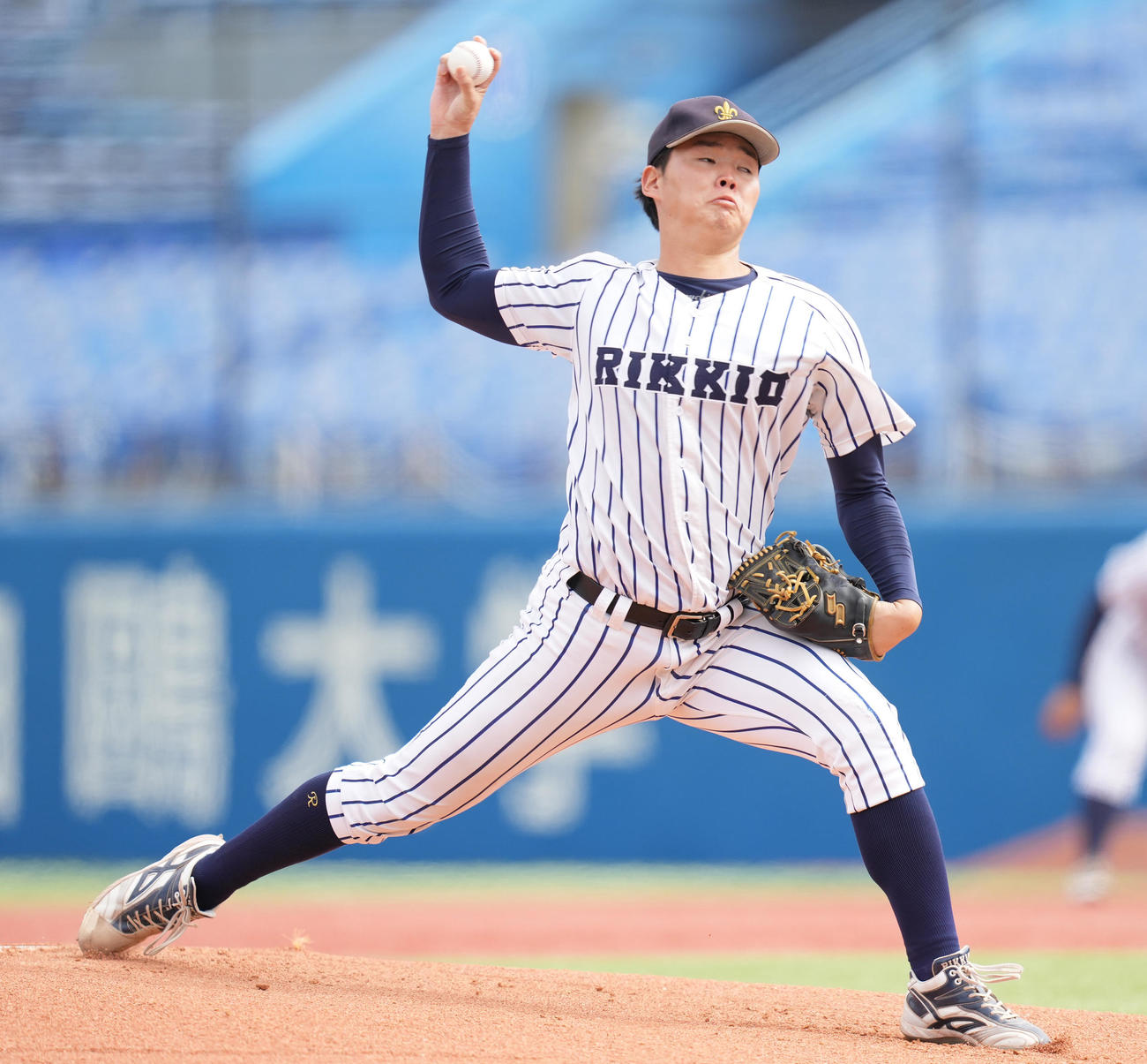 早大対立大　先発し力投する立大・小畠（撮影・鈴木みどり）
