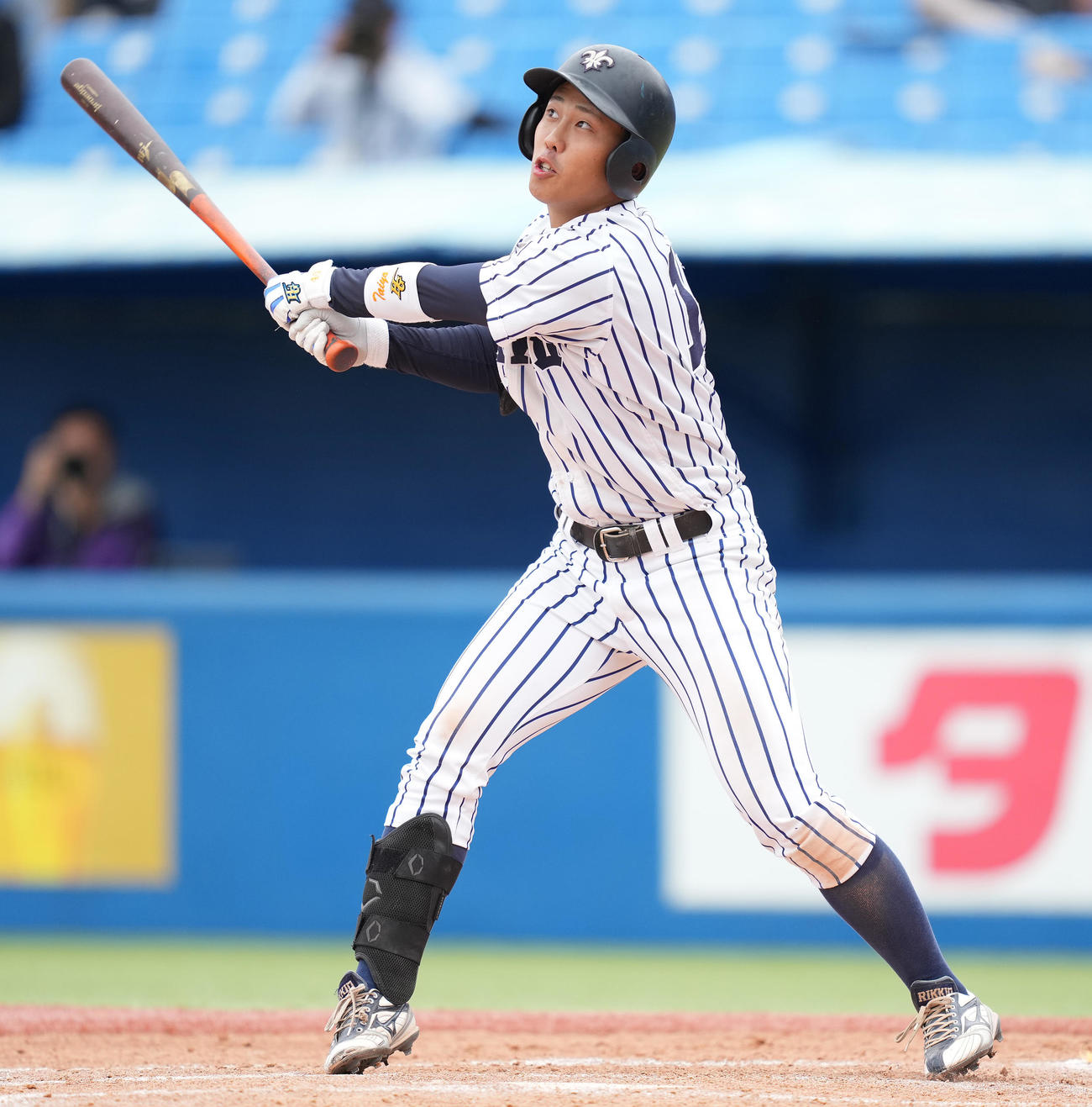 早大対立大　4回裏立大1死二、三塁、左犠飛を放つ平野（撮影・鈴木みどり）