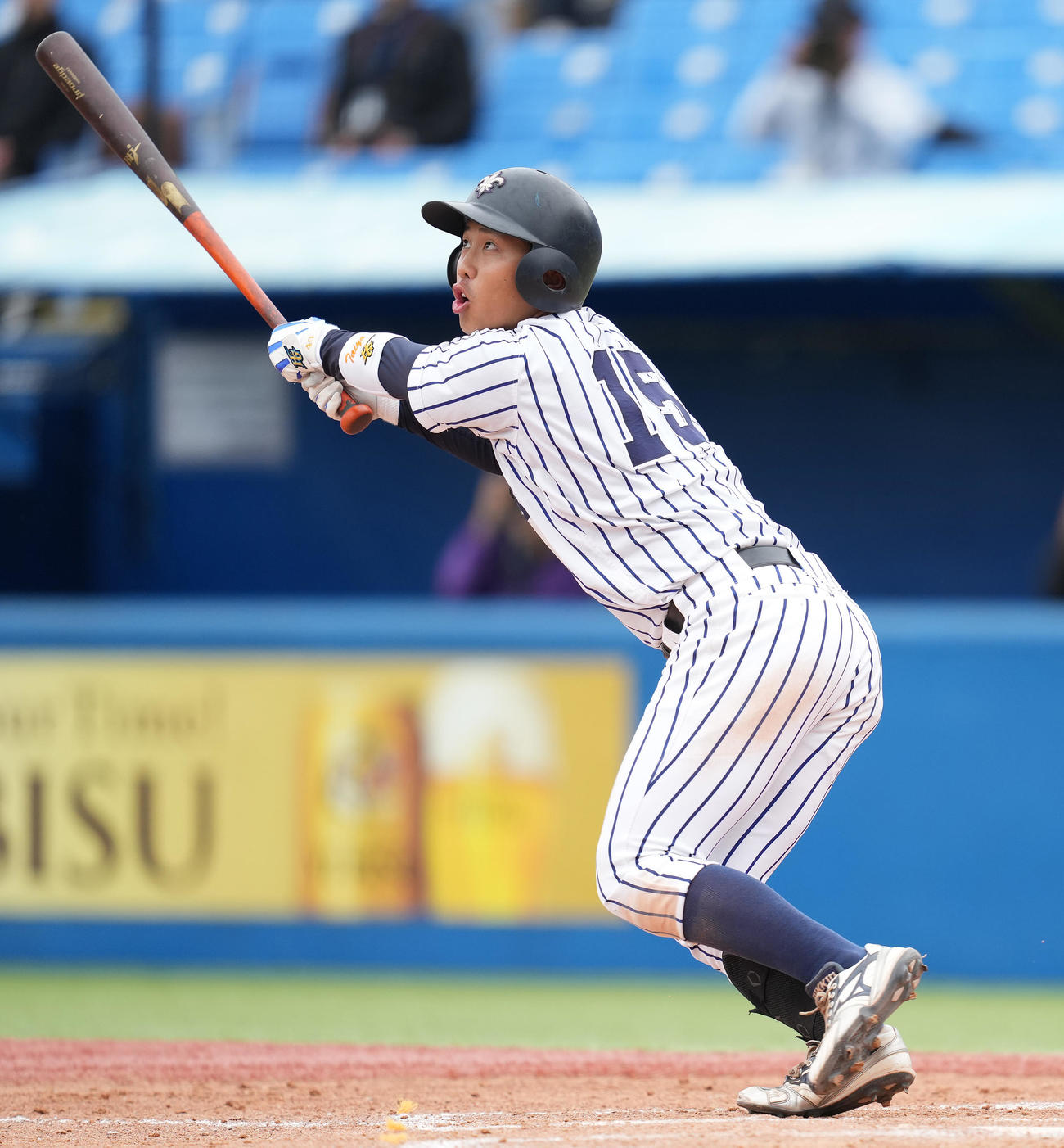 早大対立大　4回裏立大1死二、三塁、左犠飛を放つ平野（撮影・鈴木みどり）
