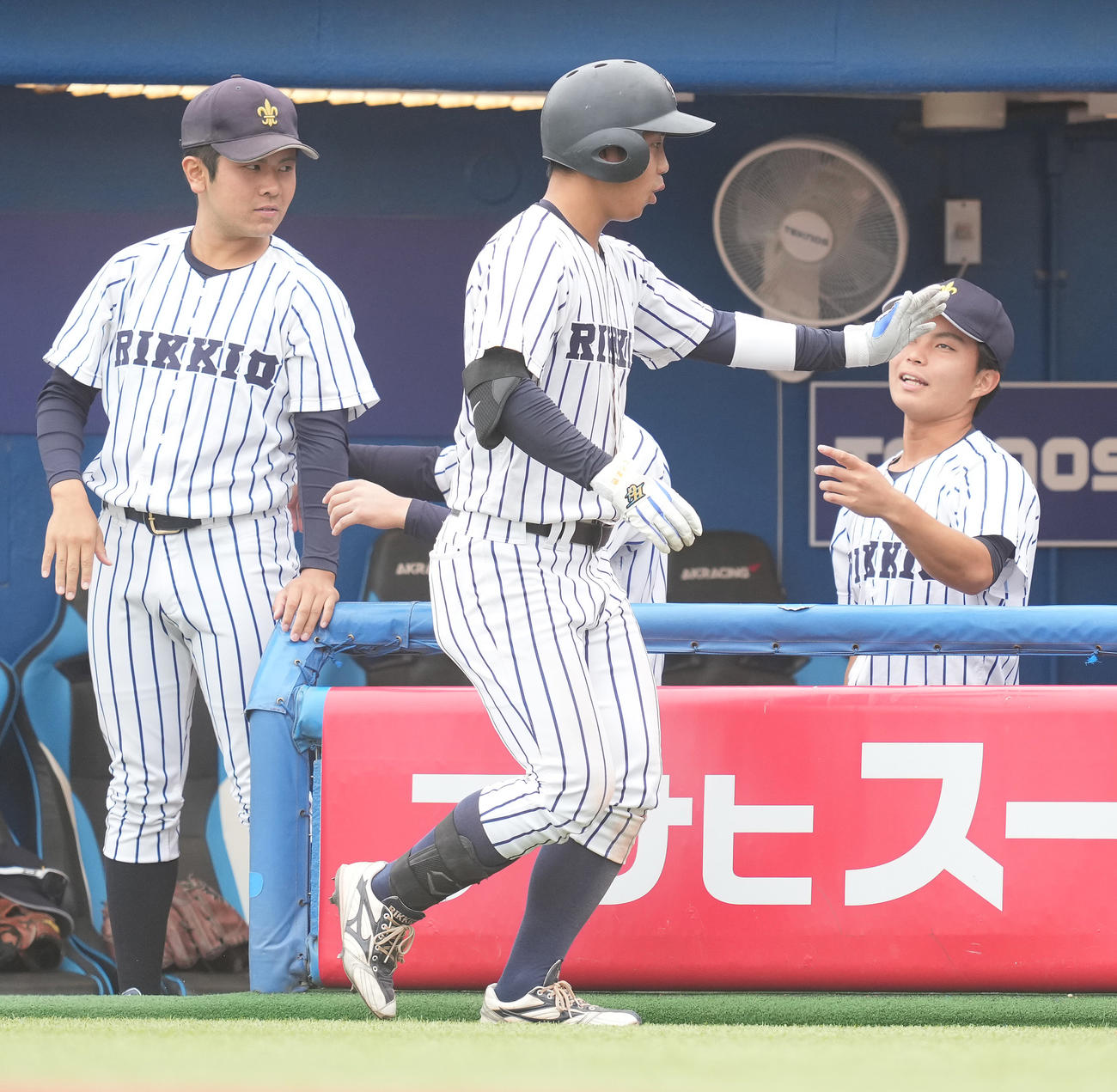 早大対立大　4回裏立大1死二、三塁、左犠飛を放った平野（中央）はナインと笑顔でハイタッチ（撮影・鈴木みどり）