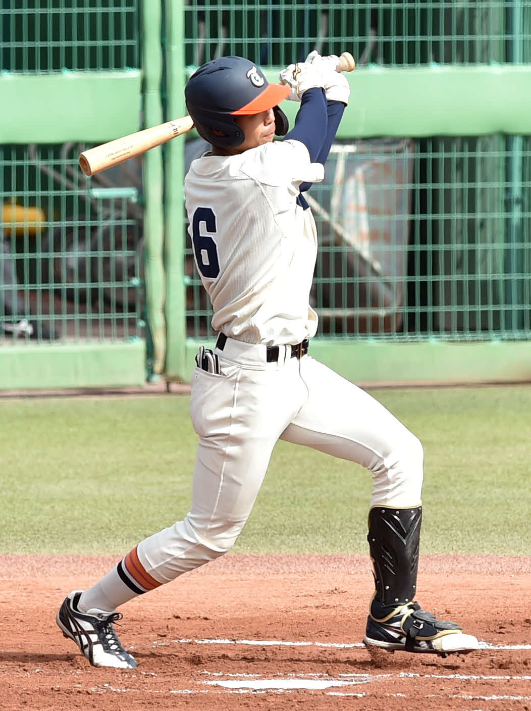 東北福祉大対仙台大　1回表東北福祉大1死一、二塁、左中間に2点先制適時三塁打を放つ島袋（撮影・相沢孔志）