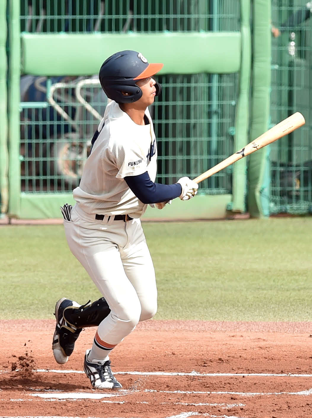 東北福祉大対仙台大　1回表東北福祉大1死一、二塁、左中間に2点先制適時三塁打を放つ島袋（撮影・相沢孔志）