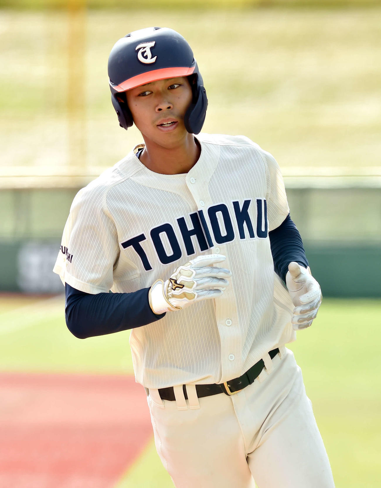 東北福祉大対仙台大　3回表東北福祉大1死、右越え本塁打を放ち、ベンチに引き揚げる島袋（撮影・相沢孔志）