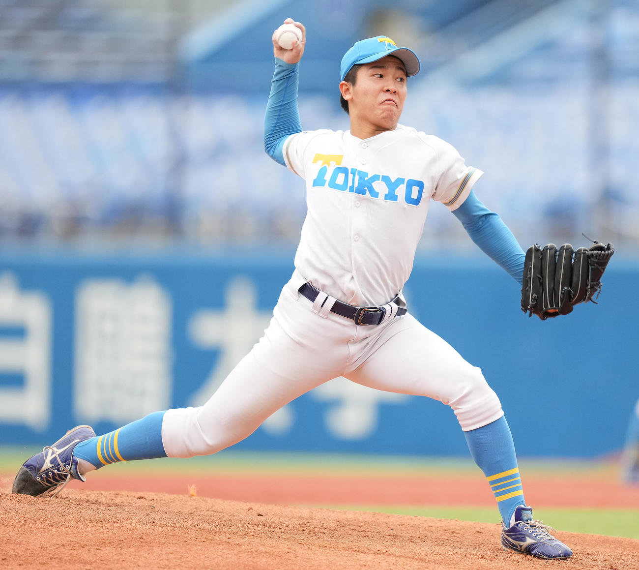 法大対東大　先発し力投する東大・松岡（撮影・鈴木みどり）