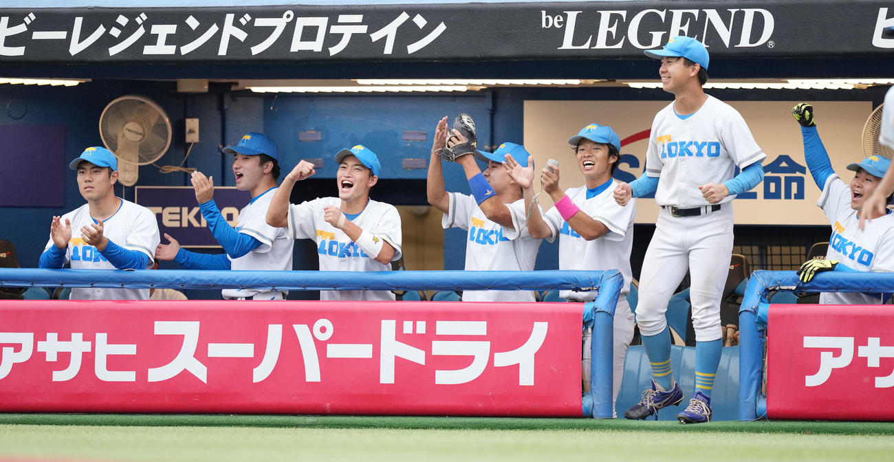 法大対東大　5回裏東大1死一、三塁、山口の遊ゴロの間に三塁走者大井が生還し、盛り上がるベンチ（撮影・鈴木みどり）