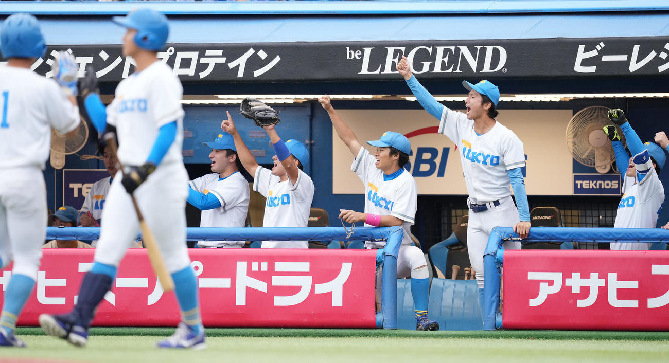 法大対東大　5回裏東大1死一、三塁、内田の右前適時打に盛り上がるナイン（撮影・鈴木みどり）
