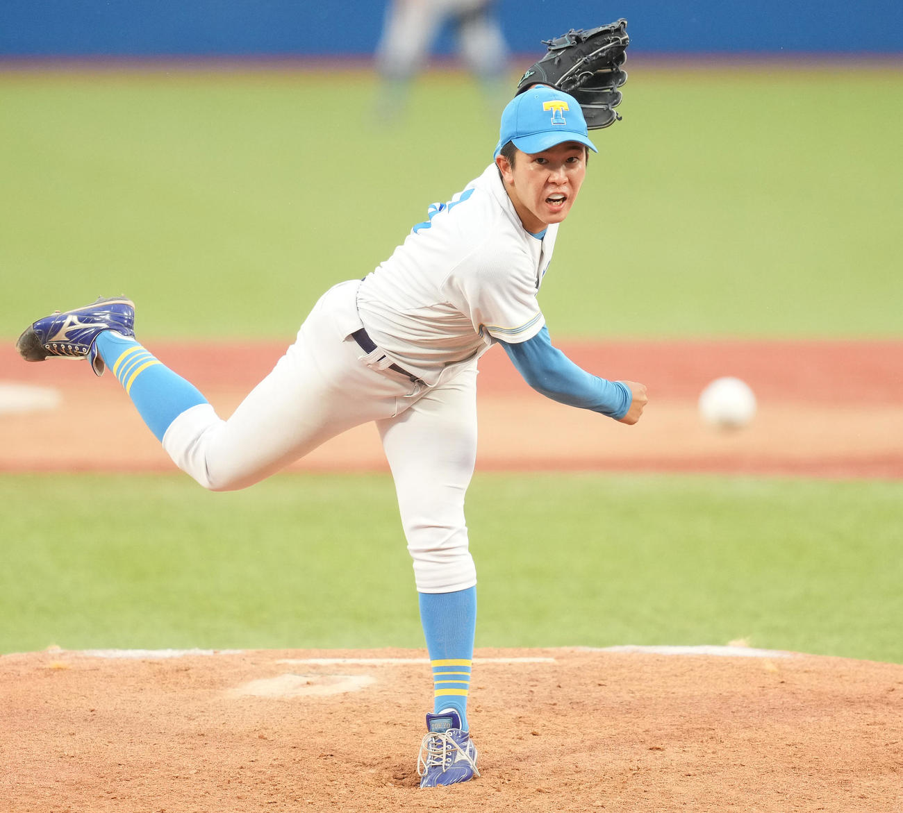 法大対東大　先発し力投する東大・松岡（撮影・鈴木みどり）