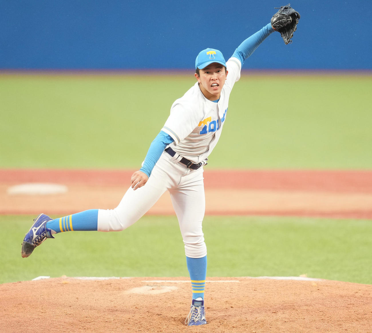 法大対東大　先発し力投する東大・松岡（撮影・鈴木みどり）