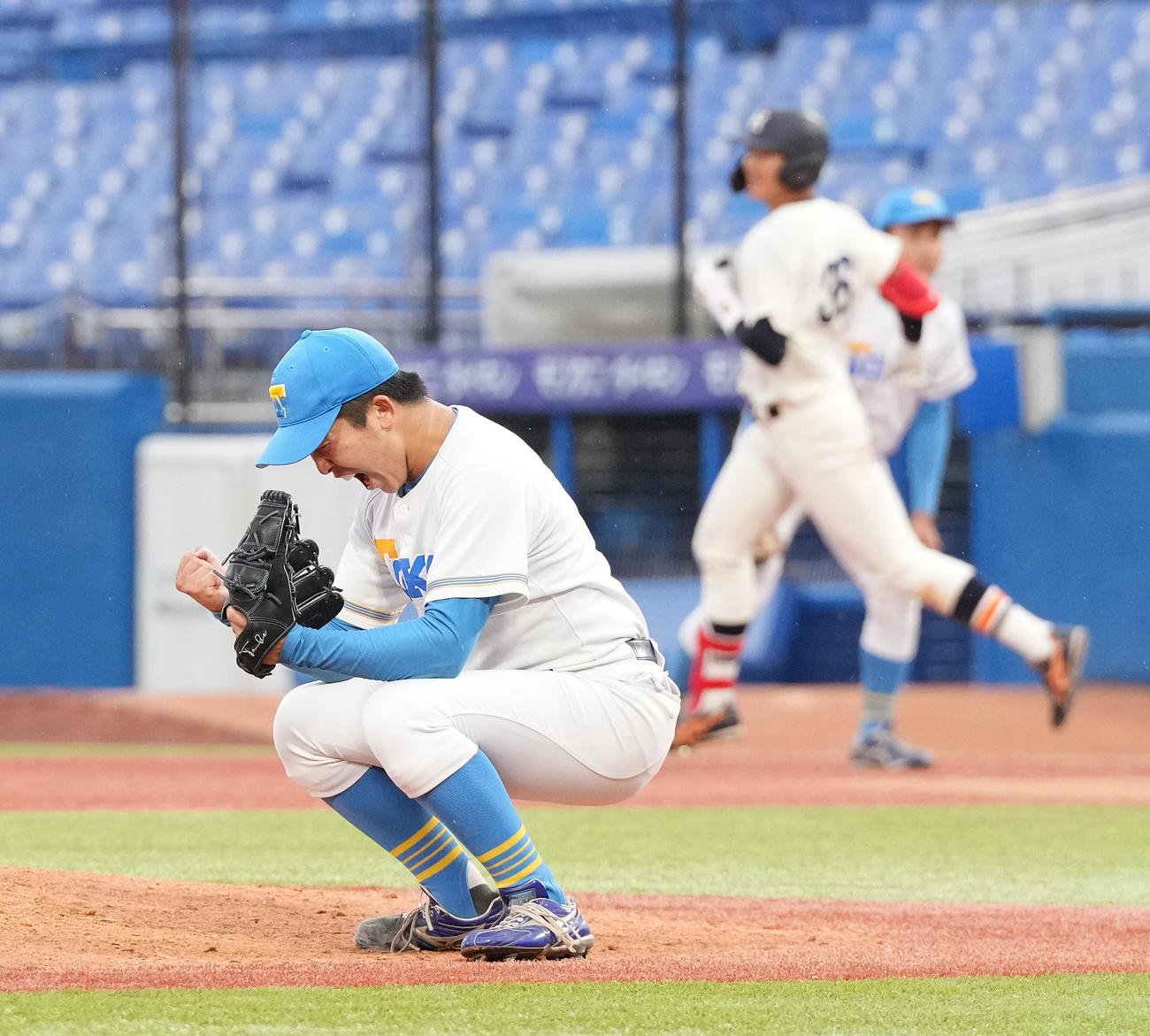 法大対東大　9回表法大2死、中津を左飛に仕留め、ガッツポーズする松岡（撮影・鈴木みどり）