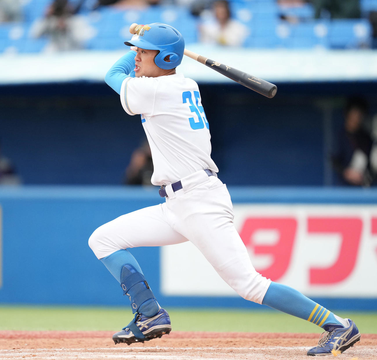 法大対東大　4回裏東大1死二塁、左適時二塁打を放つ代打中山（撮影・鈴木みどり）
