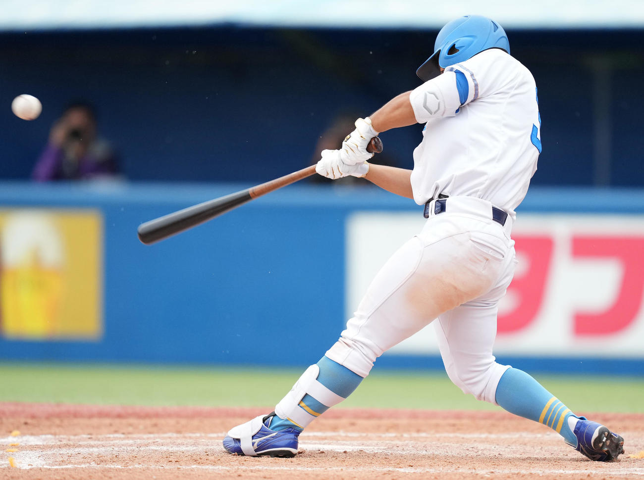法大対東大　5回裏東大1死一、三塁、右前適時打を放つ内田（撮影・鈴木みどり）