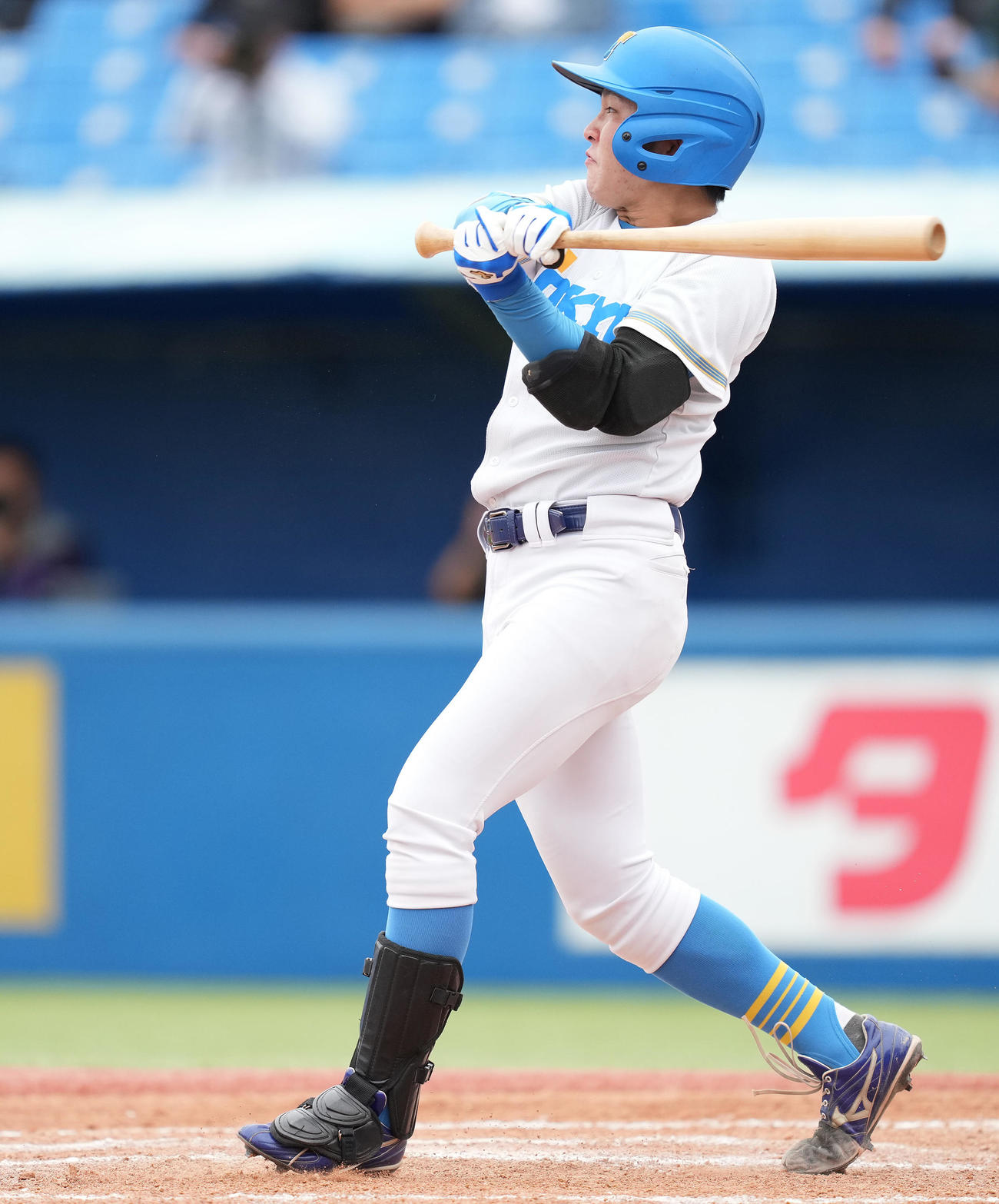 法大対東大　2回裏東大2死一、二塁、適時内野安打を放つ松岡（撮影・鈴木みどり）
