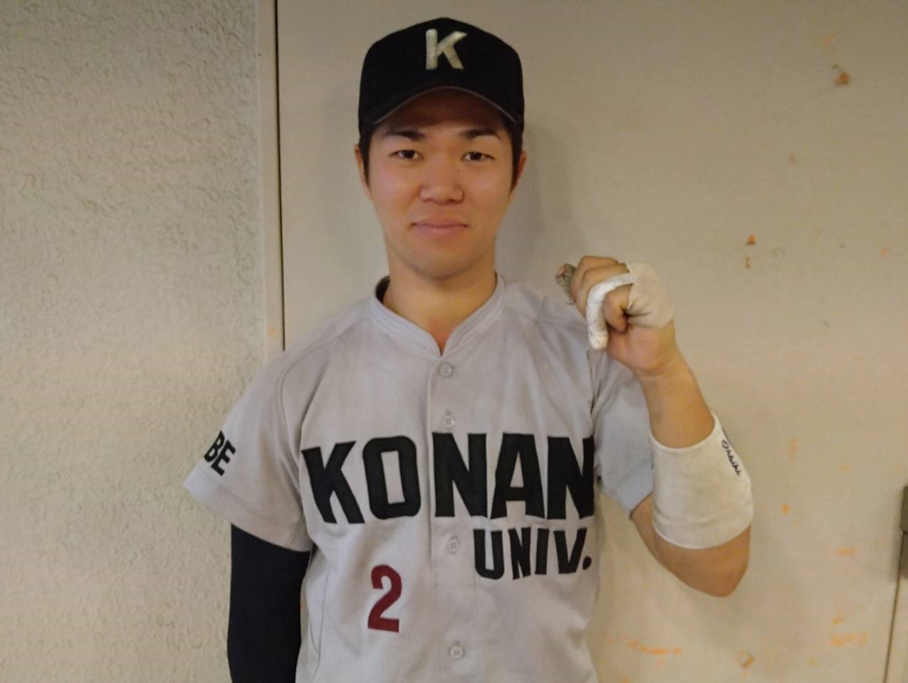 甲南大対大阪電通大　最終戦を勝利で飾り、笑顔でガッツポーズする甲南大の堂本武蔵捕手（4年＝須磨翔風）（撮影・林亮佑）