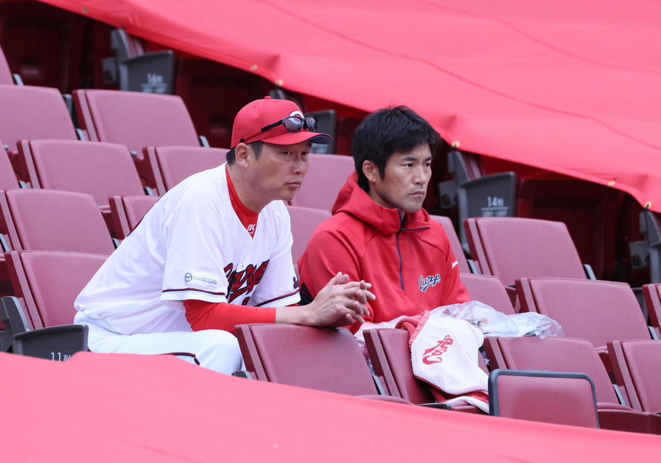 練習試合広島対伯和ビクトリーズ　観客席から試合を見守る新井監督（左）（撮影・加藤孝規）