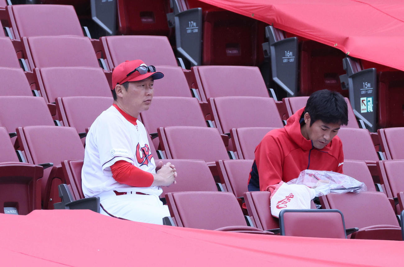 練習試合広島対伯和ビクトリーズ　観客席から試合を見守る新井監督（左）（撮影・加藤孝規）