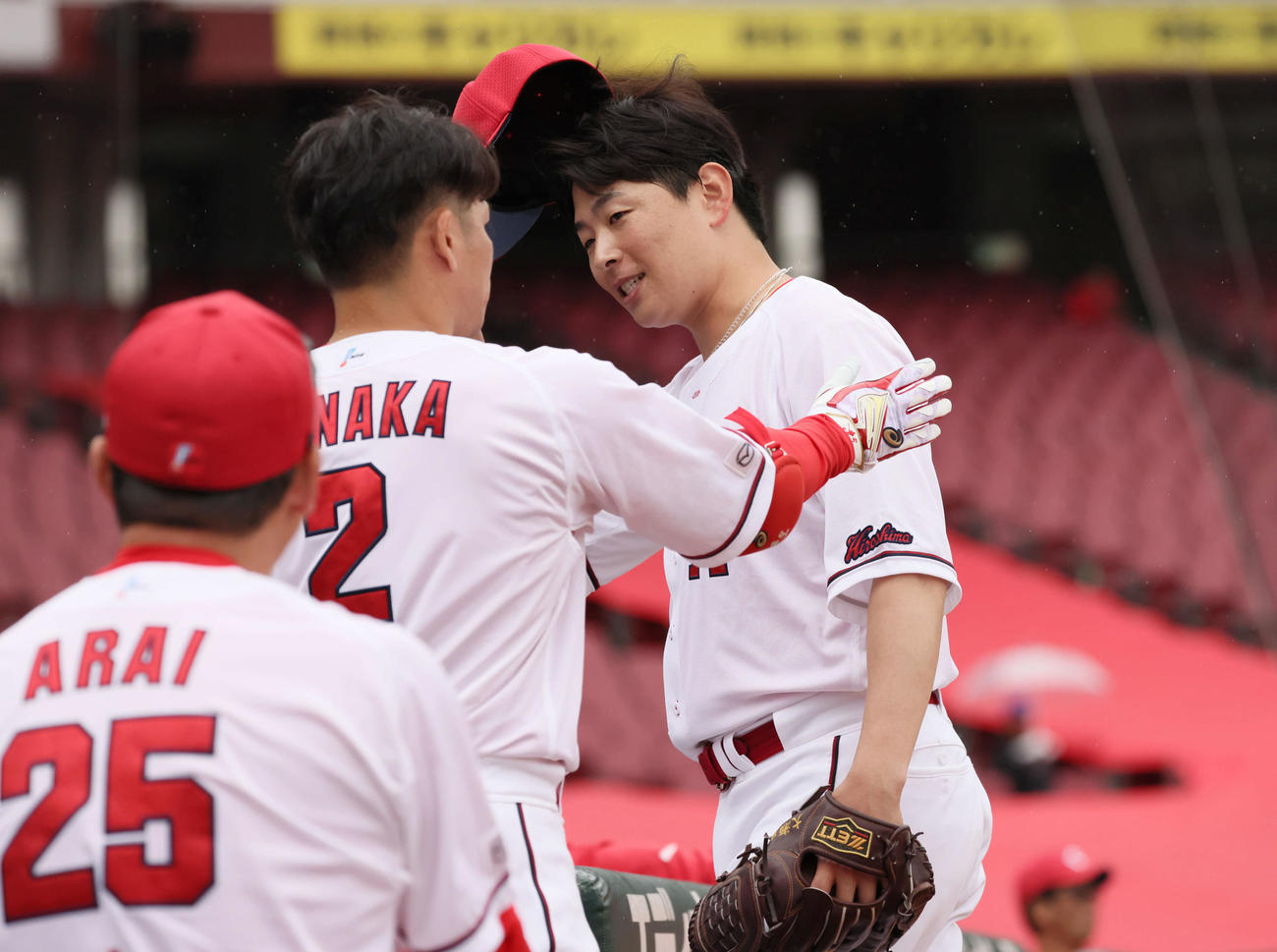 練習試合広島対伯和ビクトリーズ　6回表を終え、3イニングを投げた大瀬良（右）はベンチに戻る。左は新井監督。中央は田中（撮影・加藤孝規）
