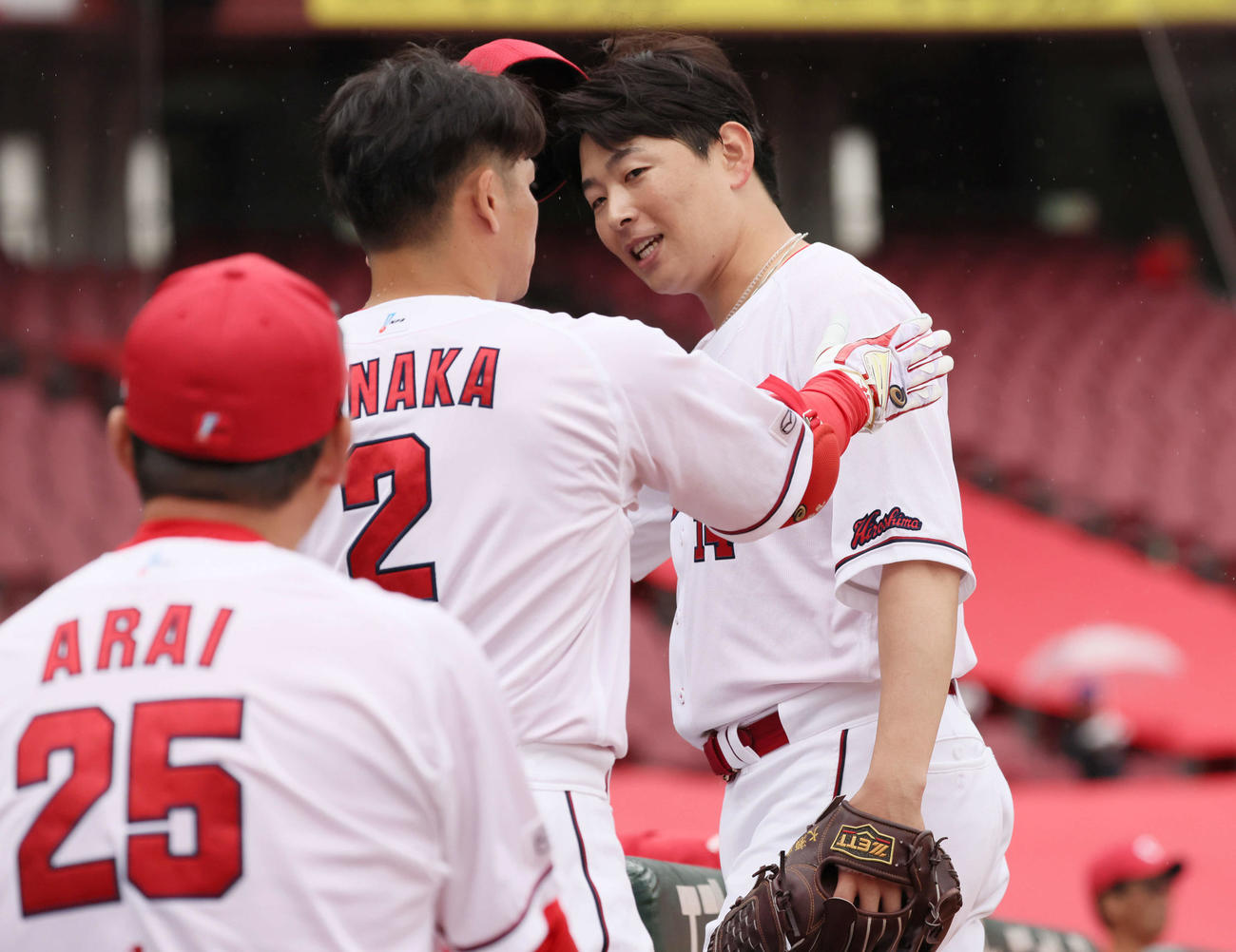 練習試合広島対伯和ビクトリーズ　6回表を終え、3イニングを投げた大瀬良（右）はベンチに戻る。左は新井監督。中央は田中（撮影・加藤孝規）
