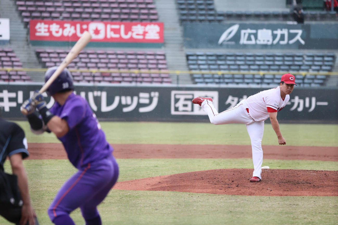 練習試合広島対伯和ビクトリーズ　7回表伯和ビクトリーズ、広島3番手の矢崎（撮影・加藤孝規）