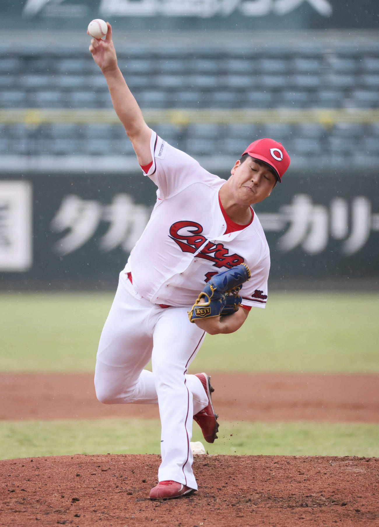 練習試合広島対伯和ビクトリーズ　7回表伯和ビクトリーズ、広島3番手の矢崎（撮影・加藤孝規）