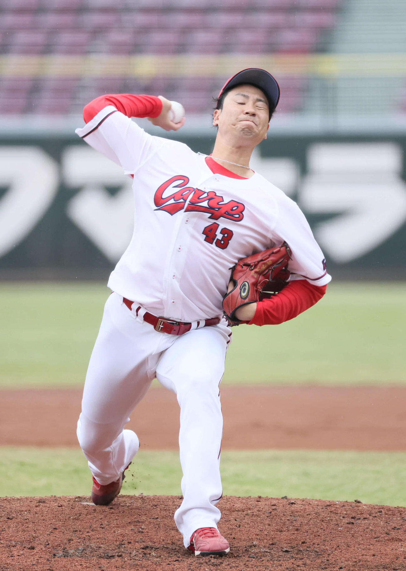 練習試合広島対伯和ビクトリーズ　8回表伯和ビクトリーズ、広島4番手の島内（撮影・加藤孝規）