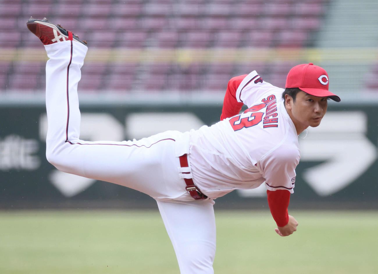練習試合広島対伯和ビクトリーズ　8回表伯和ビクトリーズ、広島4番手の島内（撮影・加藤孝規）