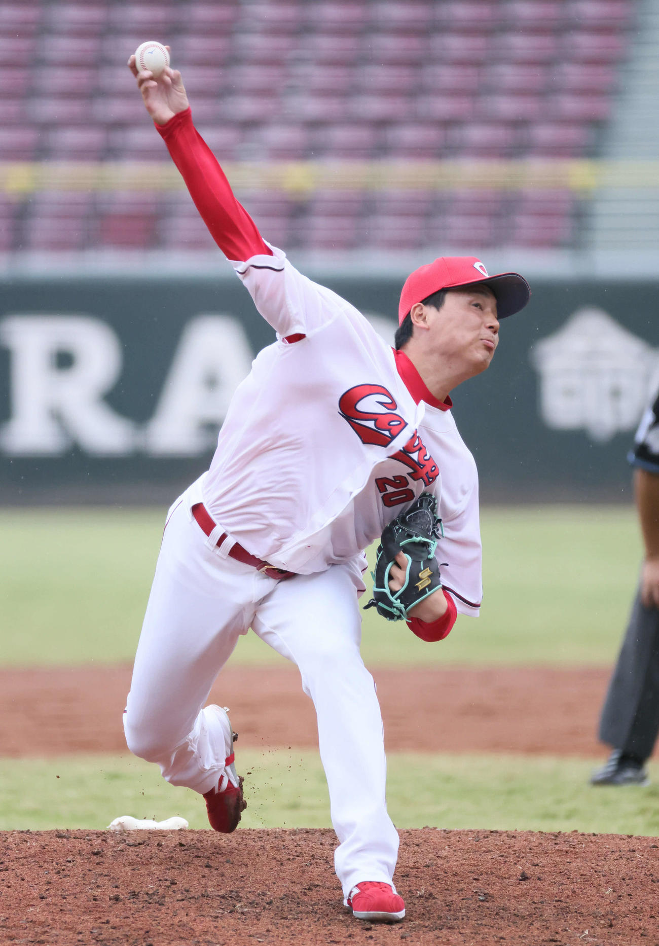 練習試合広島対伯和ビクトリーズ　9回表伯和ビクトリーズ、広島抑えの栗林（撮影・加藤孝規）